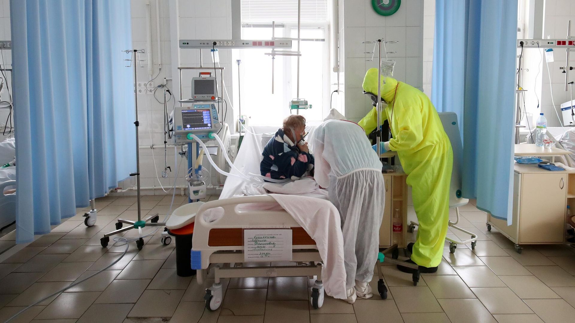 Медицинские работники в клинической больнице скорой медицинской помощи №7 в Волгограде Медицинские работники в клинической больнице скорой медицинской помощи №7 в Волгограде - РИА Новости, 1920, 29.10.2021