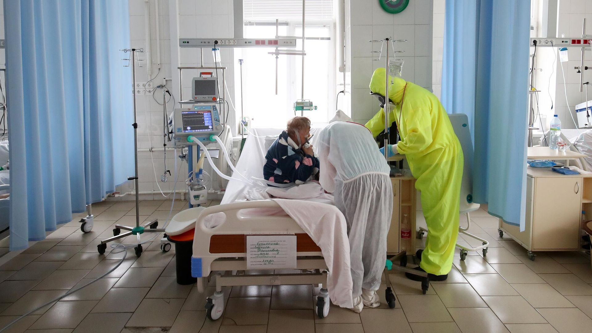 Медицинские работники в клинической больнице скорой медицинской помощи №7 в Волгограде - РИА Новости, 1920, 29.10.2021