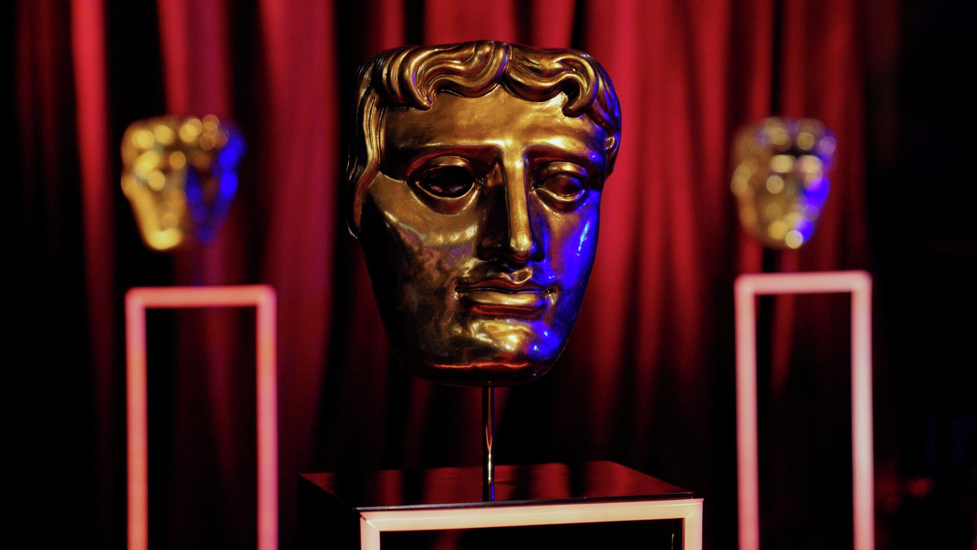 Статуэтки Бронзовая маска премии BAFTA Британской академии кино и телевизионных искусств Статуэтки Бронзовая маска премии BAFTA Британской академии кино и телевизионных искусств - РИА Новости, 1920, 03.02.2022