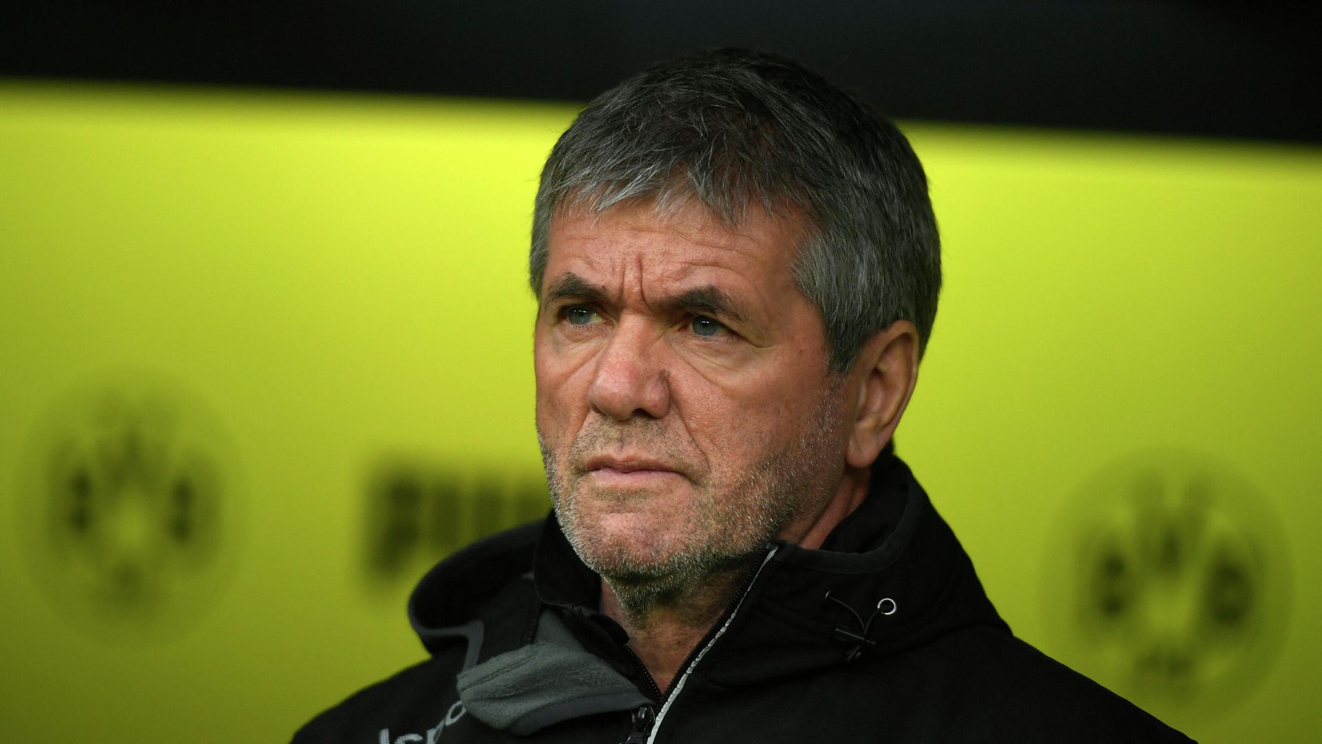 Fortuna Duesseldorf's German head coach Friedhelm Funkel looks on during the German first division Bundesliga football match Borussia Dortmund v Fortuna Duesseldorf in Dortmund, western Germany on December 7, 2019. (Photo by INA FASSBENDER / AFP) / DFL REGULATIONS PROHIBIT ANY USE OF PHOTOGRAPHS AS IMAGE SEQUENCES AND/OR QUASI-VIDEO Fortuna Duesseldorf's German head coach Friedhelm Funkel looks on during the German first division Bundesliga football match Borussia Dortmund v Fortuna Duesseldorf in Dortmund, western Germany on December 7, 2019. (Photo by INA FASSBENDER / AFP) / DFL REGULATIONS PROHIBIT ANY USE OF PHOTOGRAPHS AS IMAGE SEQUENCES AND/OR QUASI-VIDEO - РИА Новости, 1920, 12.04.2021
