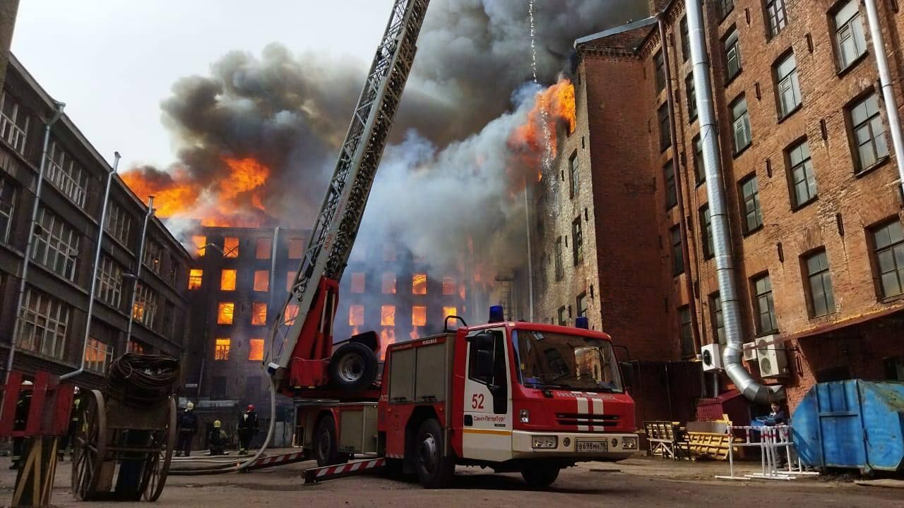 Пожар в здании фабрики Невская мануфактура на Октябрьской набережной в Санкт-Петербурге Пожар в здании фабрики Невская мануфактура на Октябрьской набережной в Санкт-Петербурге - РИА Новости, 1920, 12.04.2021