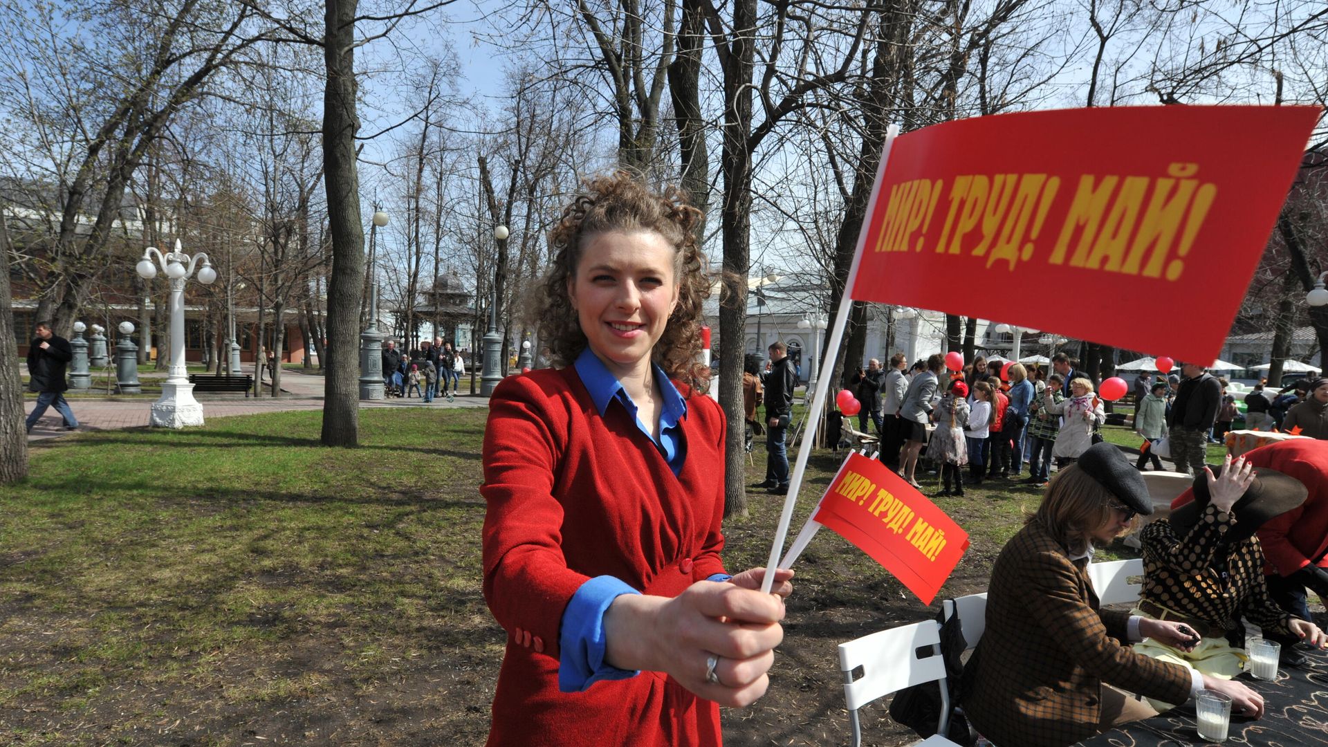 Горожане гуляют в саду Эрмитаж во время первомайского праздника Горожане гуляют в саду Эрмитаж во время первомайского праздника - РИА Новости, 1920, 14.04.2026