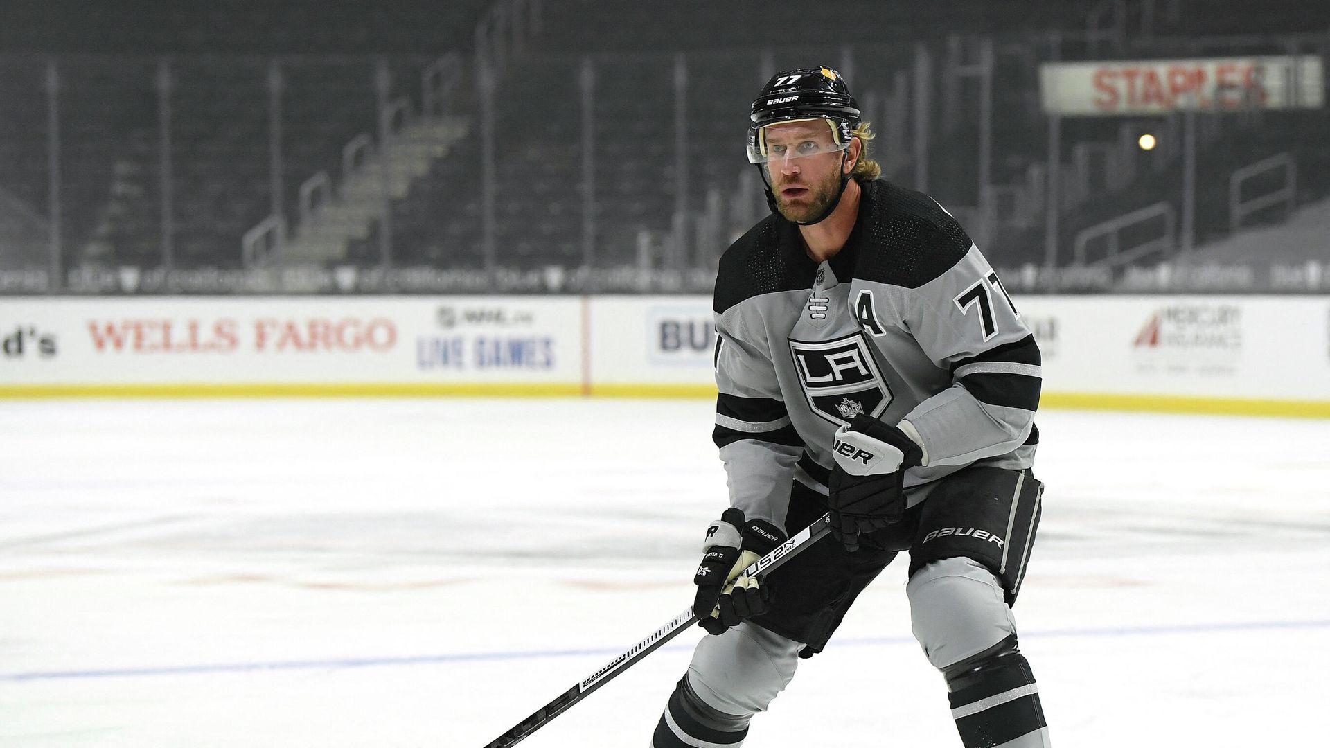 LOS ANGELES, CALIFORNIA - JANUARY 16: Jeff Carter #77 of the Los Angeles Kings forechecks during a 4-3 loss to the Minnesota Wild at Staples Center on January 16, 2021 in Los Angeles, California.   Harry How/Getty Images/AFP (Photo by Harry How / GETTY IMAGES NORTH AMERICA / Getty Images via AFP) - РИА Новости, 1920, 12.04.2021