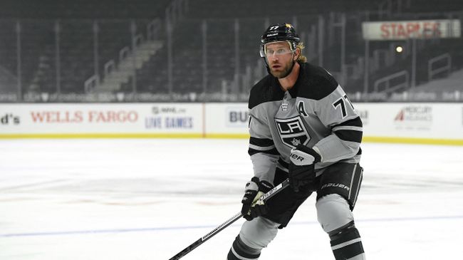 LOS ANGELES, CALIFORNIA - JANUARY 16: Jeff Carter #77 of the Los Angeles Kings forechecks during a 4-3 loss to the Minnesota Wild at Staples Center on January 16, 2021 in Los Angeles, California.   Harry How/Getty Images/AFP (Photo by Harry How / GETTY IMAGES NORTH AMERICA / Getty Images via AFP)