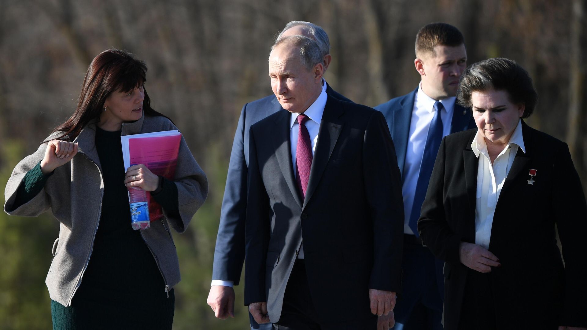 Президент РФ Владимир Путин во время посещения в День космонавтики музейного комплекса Парк покорителей космоса на месте приземления Ю. А. Гагарина в Саратовской области Президент РФ Владимир Путин во время посещения в День космонавтики музейного комплекса Парк покорителей космоса на месте приземления Ю. А. Гагарина в Саратовской области - РИА Новости, 1920, 12.04.2021