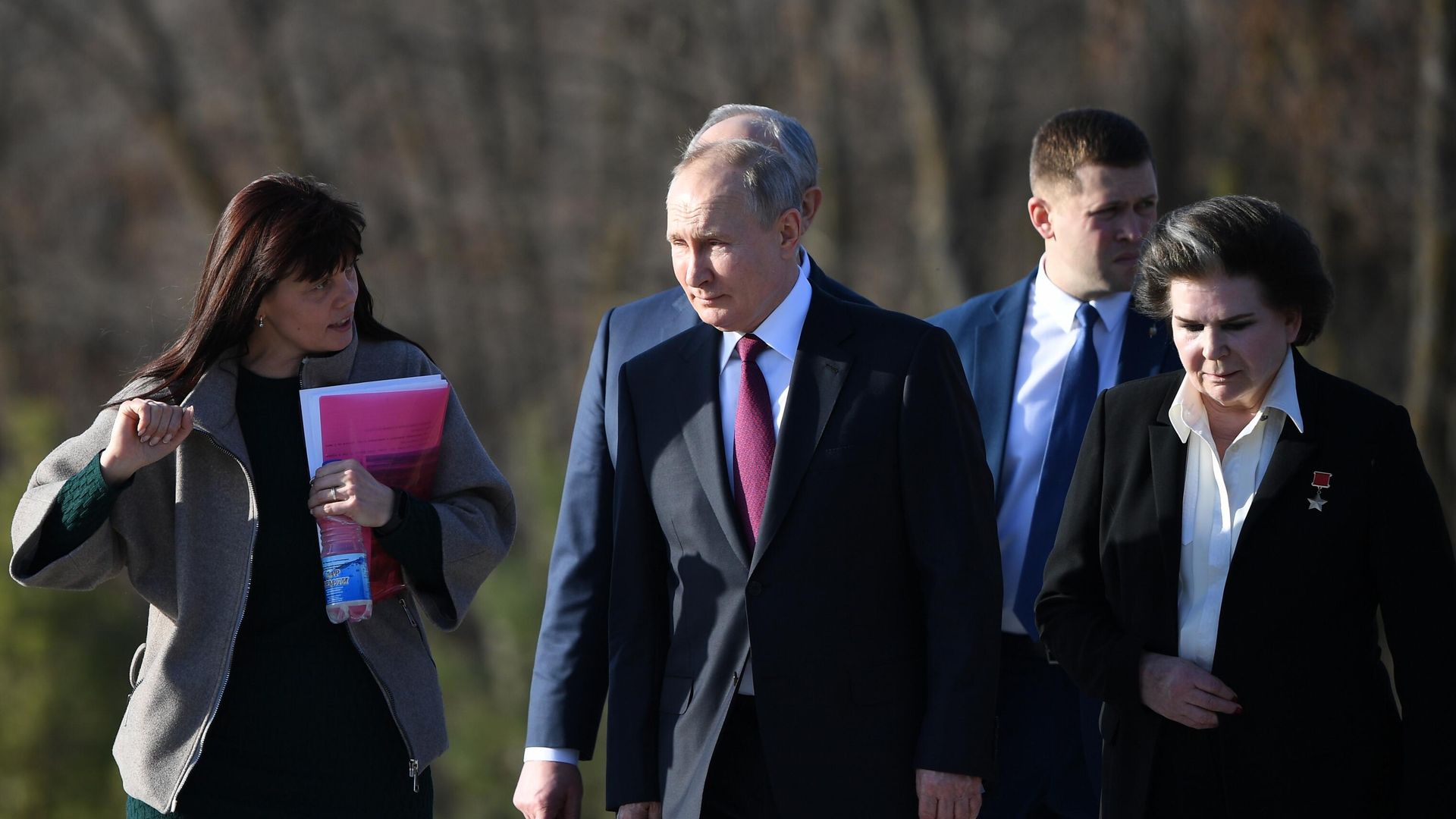 Президент РФ Владимир Путин во время посещения в День космонавтики музейного комплекса Парк покорителей космоса на месте приземления Ю. А. Гагарина в Саратовской области Президент РФ Владимир Путин во время посещения в День космонавтики музейного комплекса Парк покорителей космоса на месте приземления Ю. А. Гагарина в Саратовской области - РИА Новости, 1920, 12.04.2021