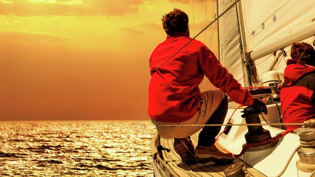 Люди на лодке в море Люди на лодке в море