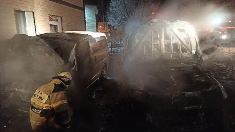 Сгоревшие автомобили на Никольском шоссе в Белогорске Сгоревшие автомобили на Никольском шоссе в Белогорске - РИА Новости, 1920, 13.04.2021
