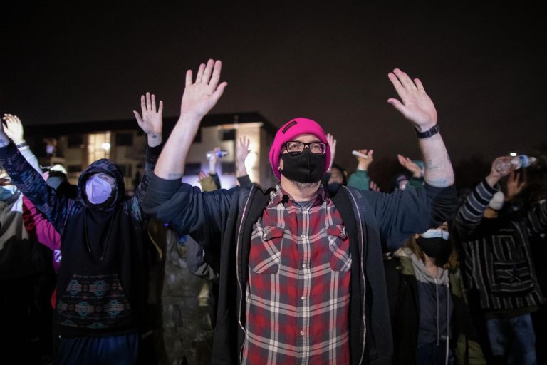 Участники акции протеста в центре города Бруклин-Сентер в штате Миннесота, США
