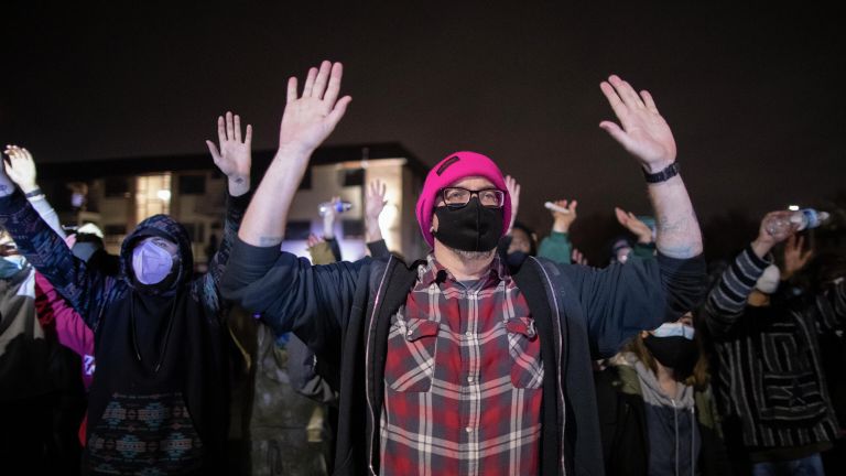 Участники акции протеста в центре города Бруклин-Сентер в штате Миннесота, США Участники акции протеста в центре города Бруклин-Сентер в штате Миннесота, США