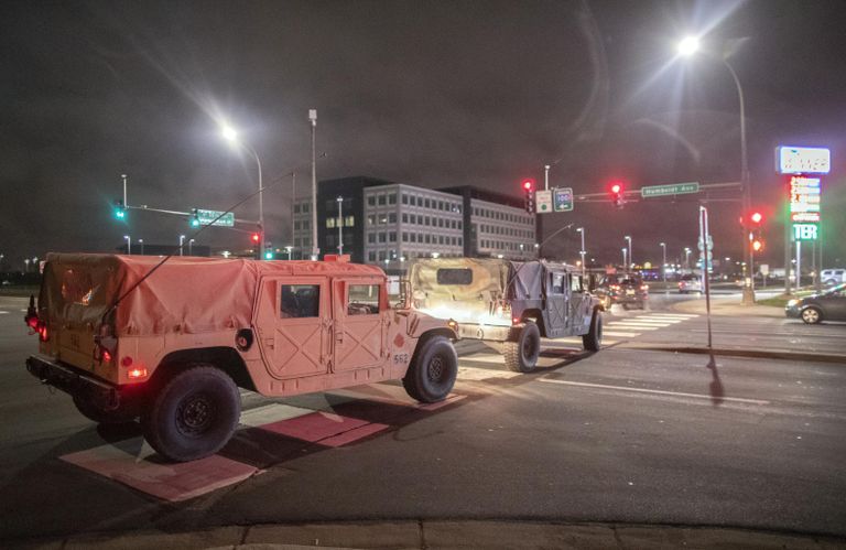 Военные броневики во время акций протеста в центре города Бруклин-Сентер в штате Миннесота, США
