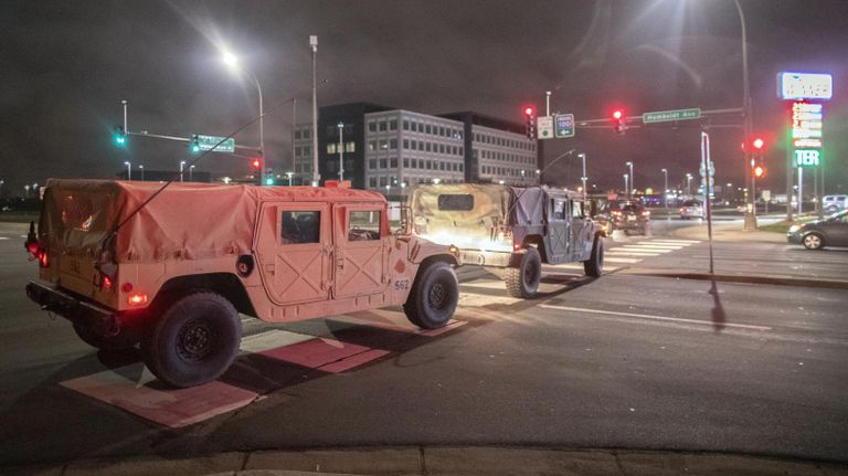 Военные броневики во время акций протеста в центре города Бруклин-Сентер в штате Миннесота, США Военные броневики во время акций протеста в центре города Бруклин-Сентер в штате Миннесота, США