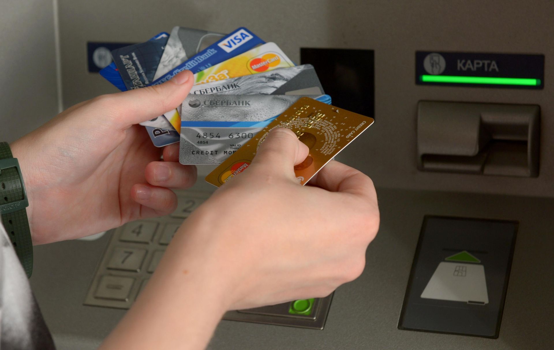 Банковские карты международных платежных систем Visa и Mastercard - РИА Новости, 1920, 10.04.2024