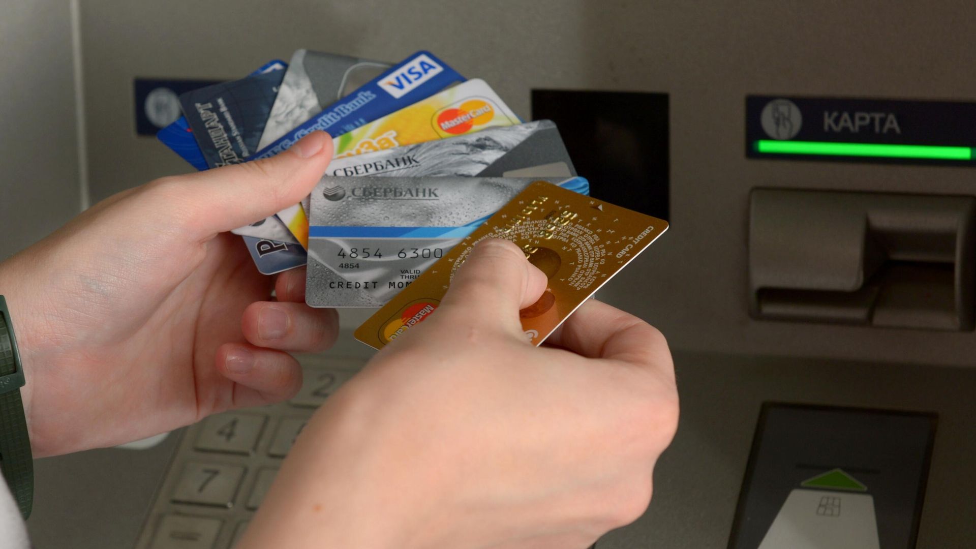 Банковские карты международных платежных систем Visa и Mastercard Банковские карты международных платежных систем Visa и Mastercard - РИА Новости, 1920, 19.12.2022