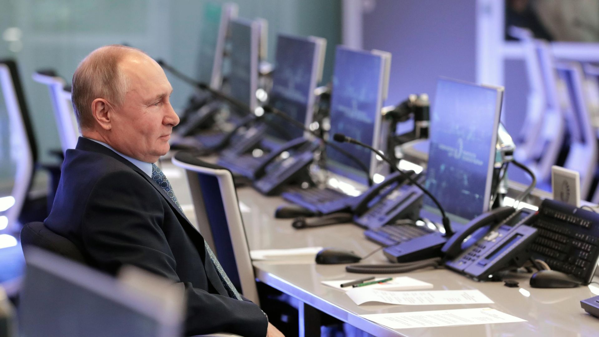 Президент РФ Владимир Путин во время посещения Координационного центра правительства РФ Президент РФ Владимир Путин во время посещения Координационного центра правительства РФ - РИА Новости, 1920, 13.04.2021