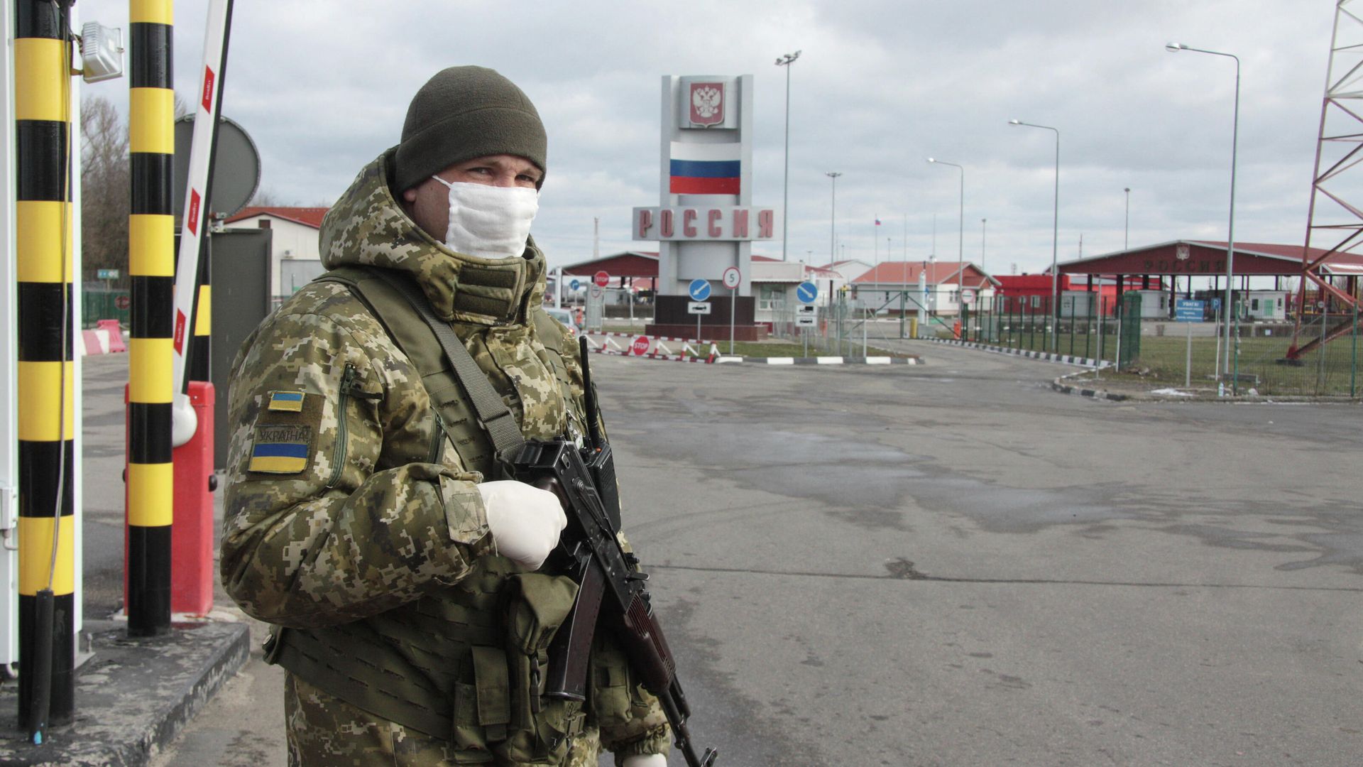 Украинский пограничник на КПП Гоптовка на границе России и Украины Украинский пограничник на КПП Гоптовка на границе России и Украины - РИА Новости, 1920, 14.04.2021