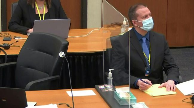 Бывший офицер полиции Дерек Шовин во время заседания суда в Миннеаполисе