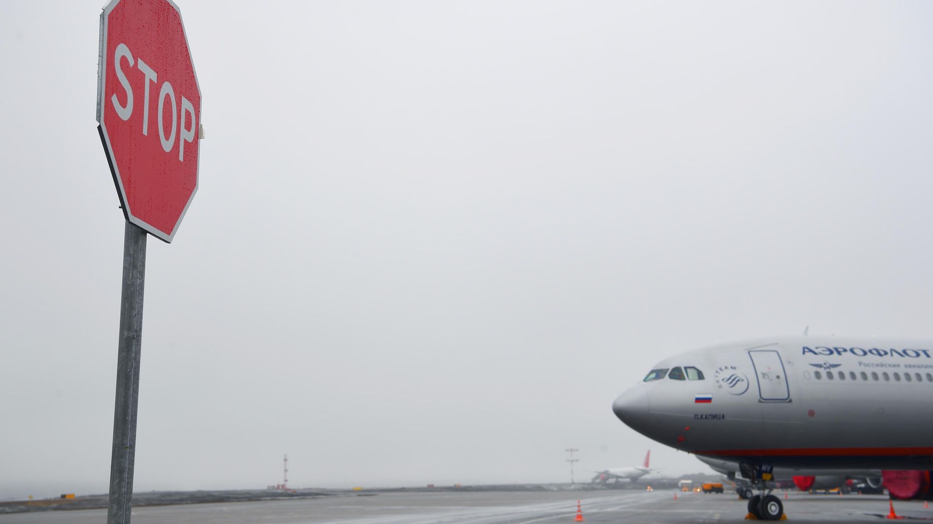 Самолет Airbus A330 авиакомпании Аэрофлот на территории аэропорта Шереметьево Самолет Airbus A330 авиакомпании Аэрофлот на территории аэропорта Шереметьево - РИА Новости, 1920, 17.05.2021