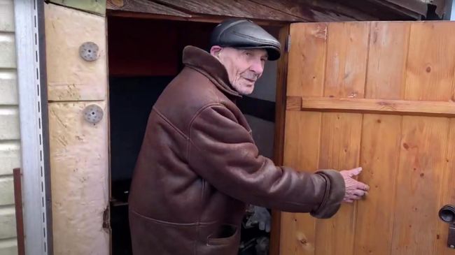 Валерьян Федорович входит в баню. Стоп-кадр видео Валерьян Федорович входит в баню. Стоп-кадр видео
