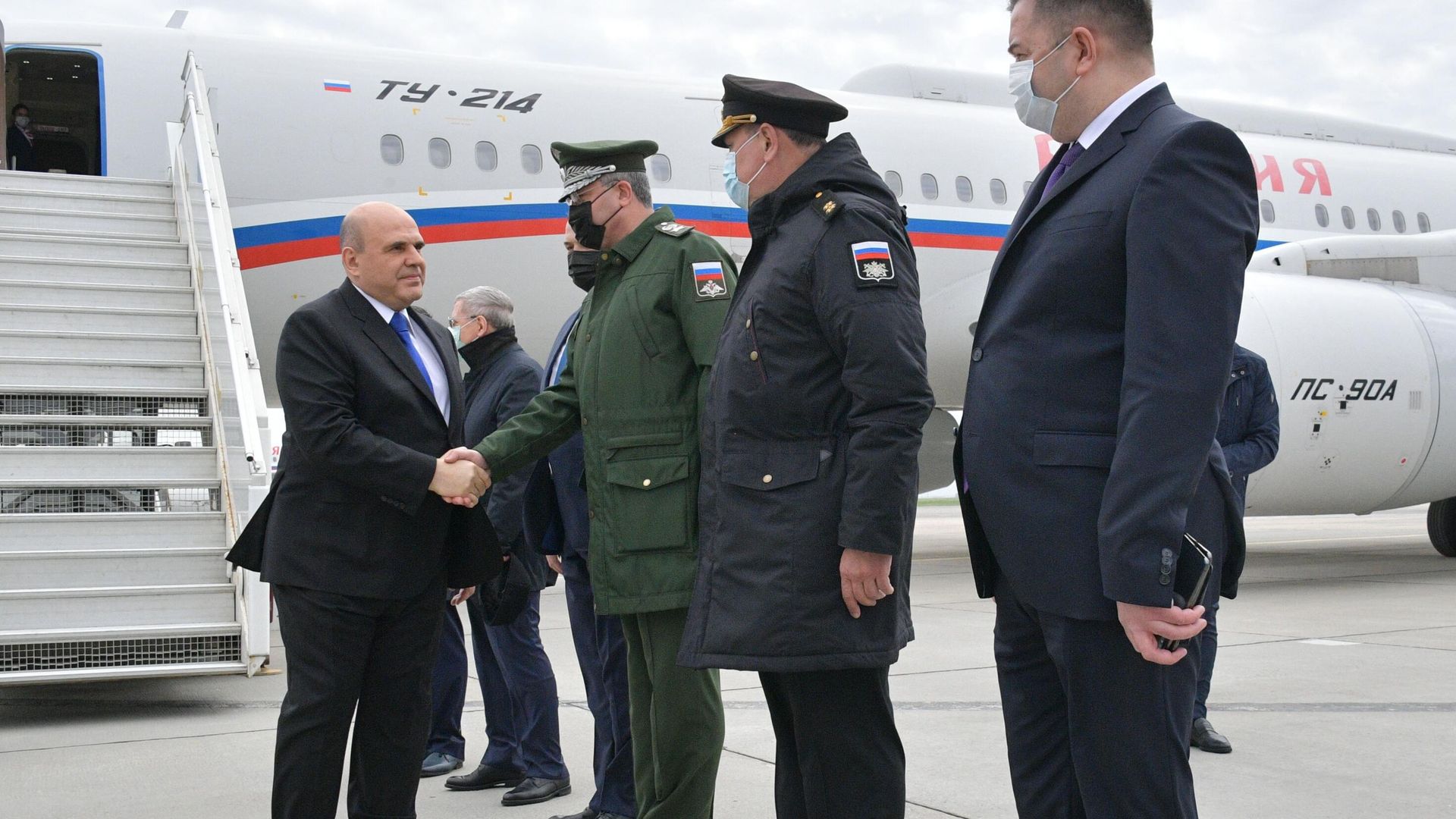 Председатель правительства РФ Михаил Мишустин на церемонии встречи в аэропорту Махачкалы Председатель правительства РФ Михаил Мишустин на церемонии встречи в аэропорту Махачкалы - РИА Новости, 1920, 14.04.2021