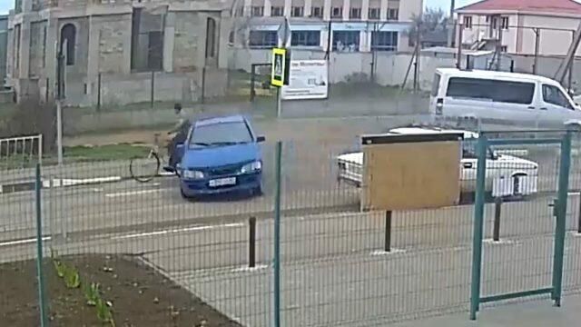 Момент наезда автомобиля на велосипедиста в Крыму Момент наезда автомобиля на велосипедиста в Крыму - РИА Новости, 1920, 14.04.2021