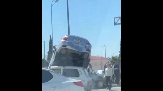 Автомобильная авария с участием 3 автомобилей в Сочи Автомобильная авария с участием 3 автомобилей в Сочи - РИА Новости, 1920, 14.04.2021