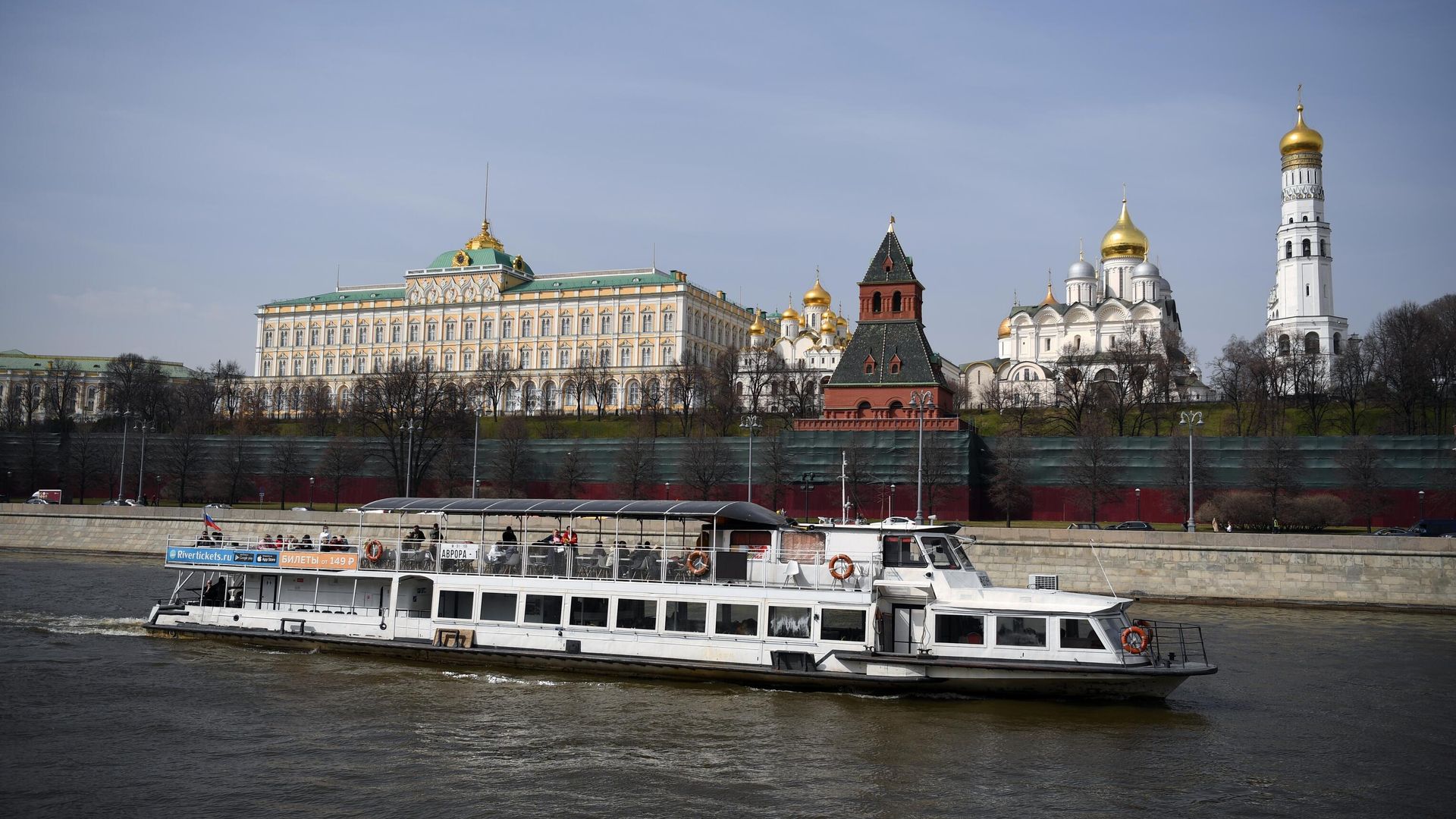 Теплоход у Кремлёвской набережной на Москве-реке Теплоход у Кремлёвской набережной на Москве-реке - РИА Новости, 1920, 16.04.2021