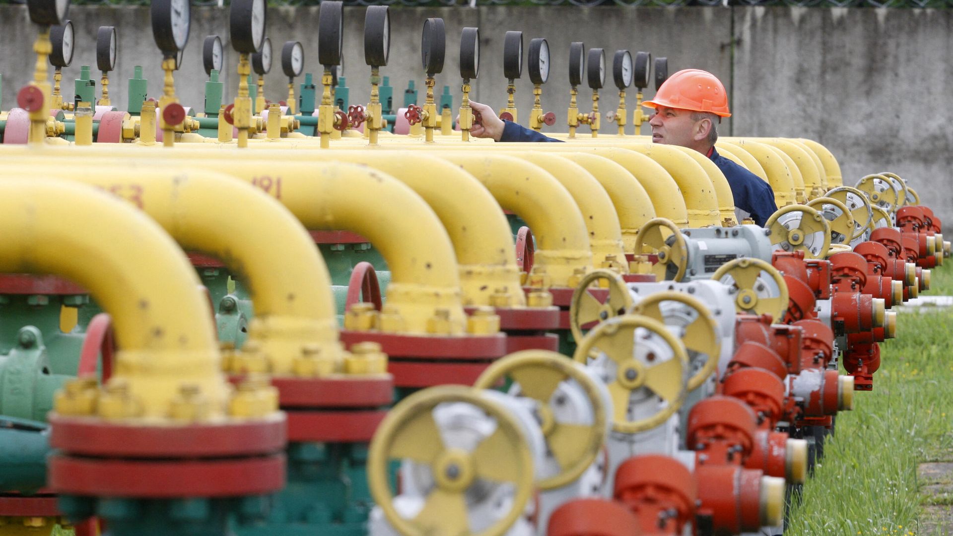 Сотрудник проверяет оборудование на Дашавском подземном хранилище газа в районе города Стрый под Львовом Сотрудник проверяет оборудование на Дашавском подземном хранилище газа в районе города Стрый под Львовом - РИА Новости, 1920, 18.04.2021