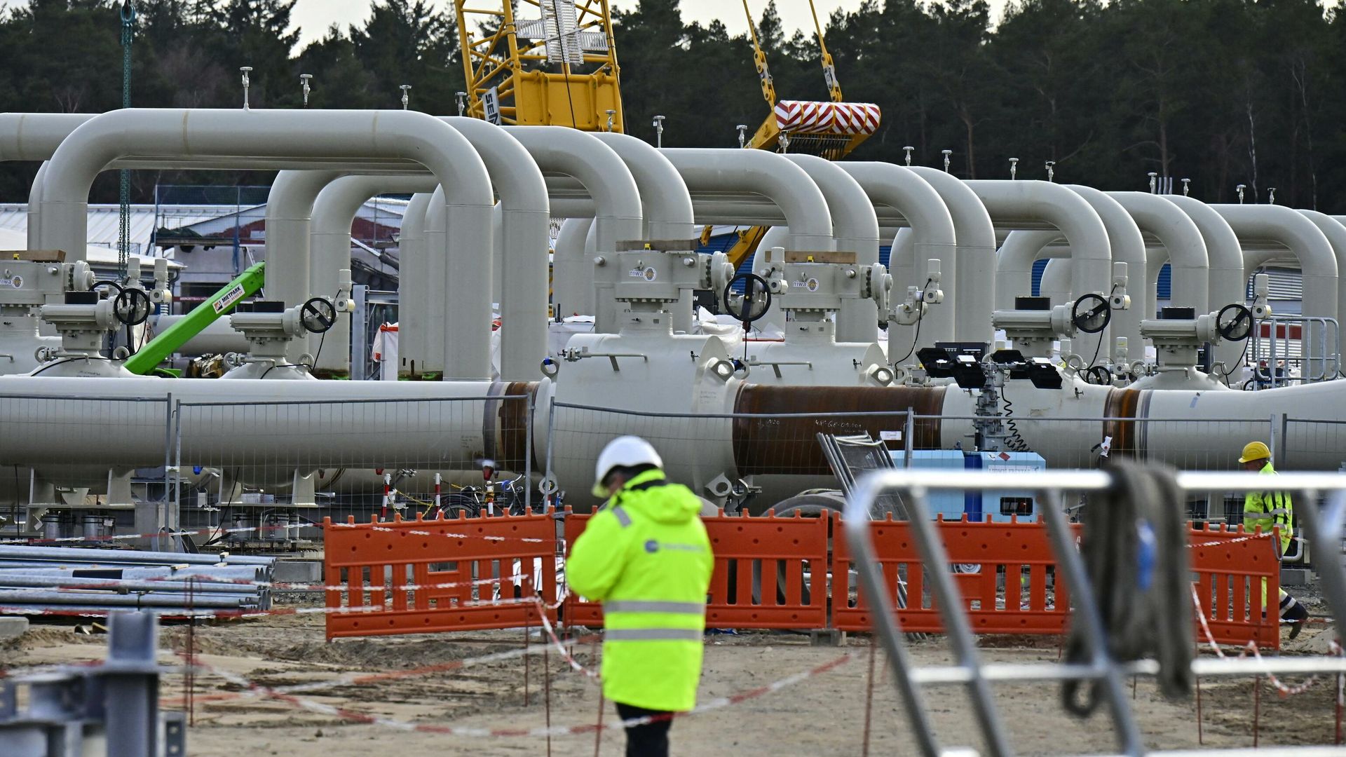 Мужчина на строительной площадке газопровода Северный поток-2 в Любмине Мужчина на строительной площадке газопровода Северный поток-2 в Любмине - РИА Новости, 1920, 23.04.2021