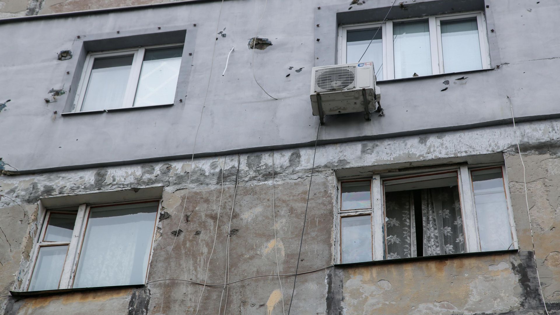 Следы от осколков снаряда на стене жилого дома в Киевском районе Донецка Следы от осколков снаряда на стене жилого дома в Киевском районе Донецка - РИА Новости, 1920, 15.04.2021