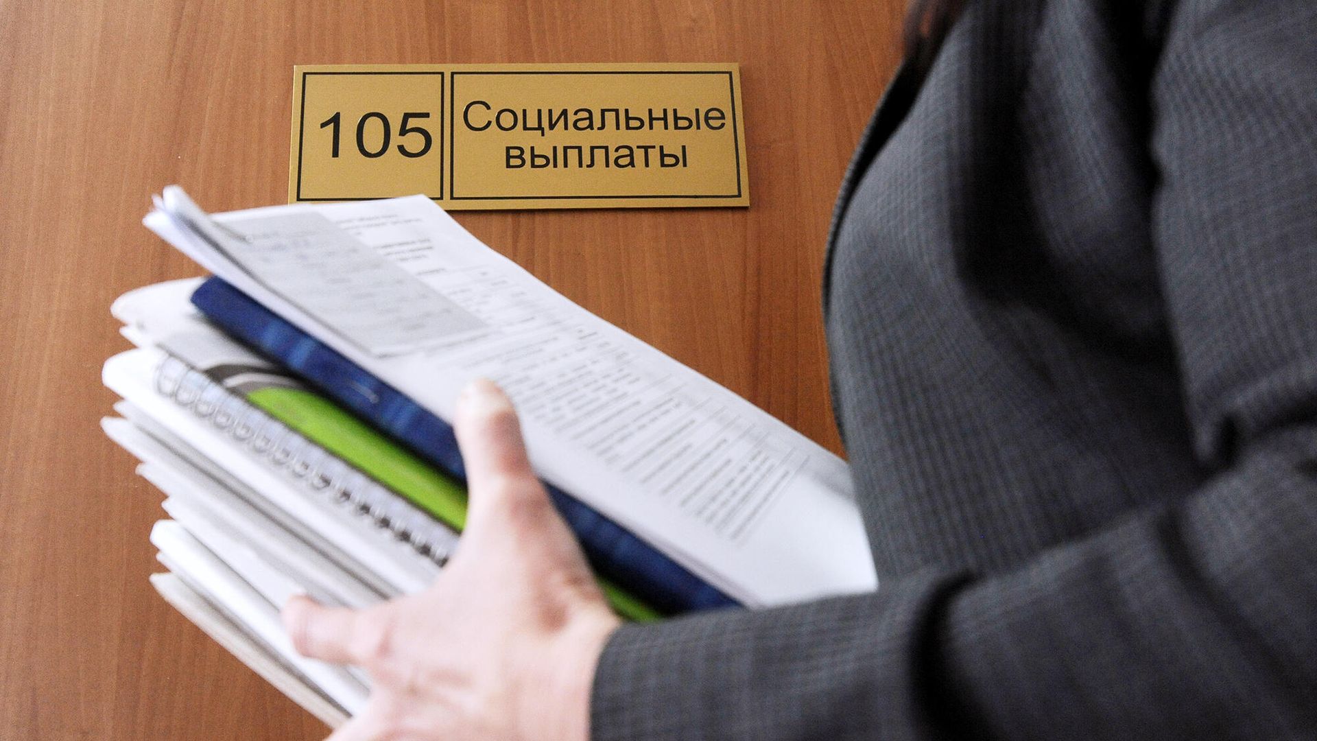 Специалист около рабочего кабинета в центре занятости населения - РИА Новости, 1920, 15.04.2021
