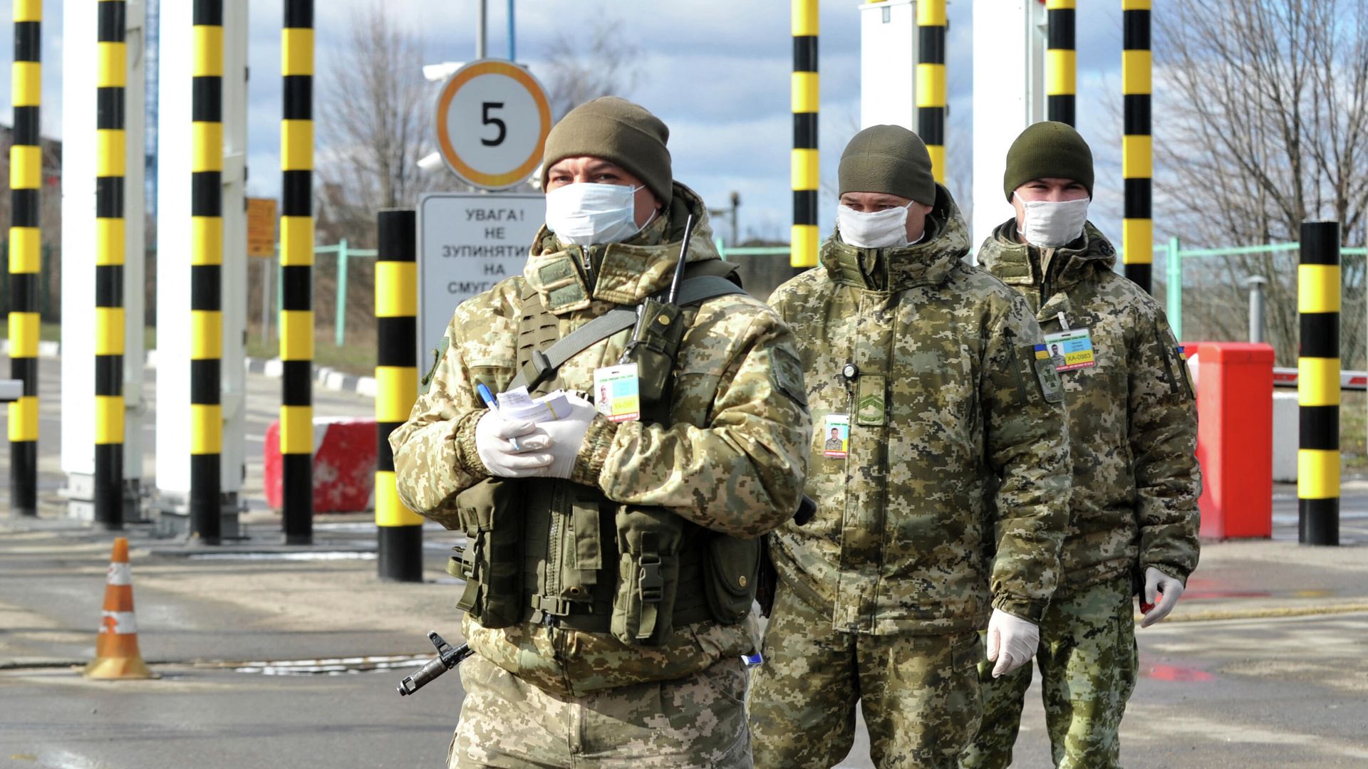 Украинские пограничники на КПП Гоптовка на границе России и Украины Украинские пограничники на КПП Гоптовка на границе России и Украины - РИА Новости, 1920, 16.04.2021