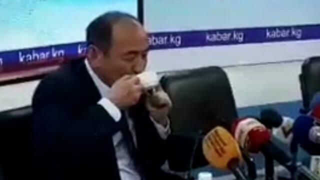 Глава Минздрава Киргизии пьет настойку иссык-кульского корня в прямом эфире Глава Минздрава Киргизии пьет настойку иссык-кульского корня в прямом эфире - РИА Новости, 1920, 16.04.2021