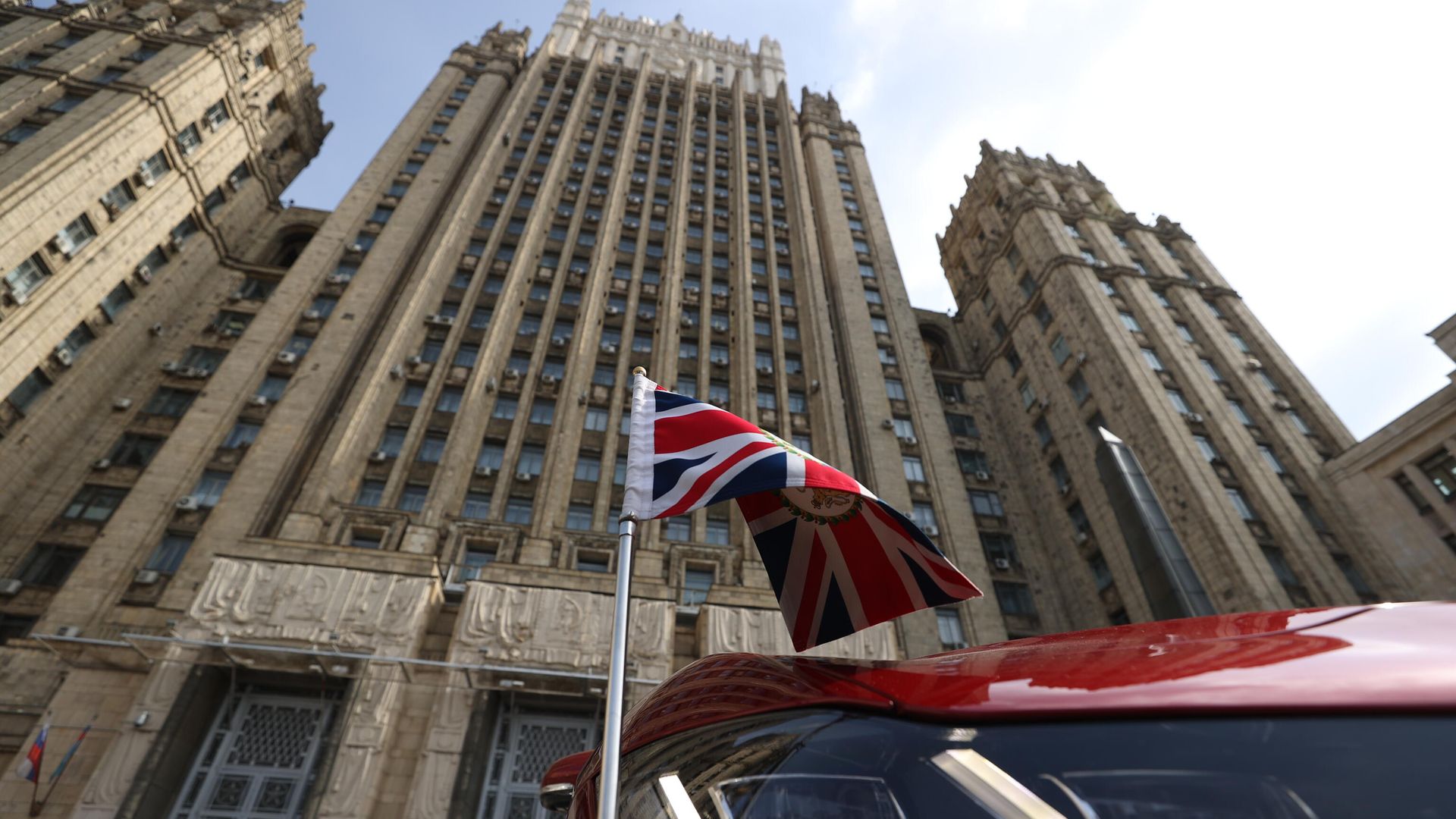 Автомобиль посла Великобритании у здания министерства иностранных дел РФ в Москве Автомобиль посла Великобритании у здания министерства иностранных дел РФ в Москве - РИА Новости, 1920, 27.05.2021