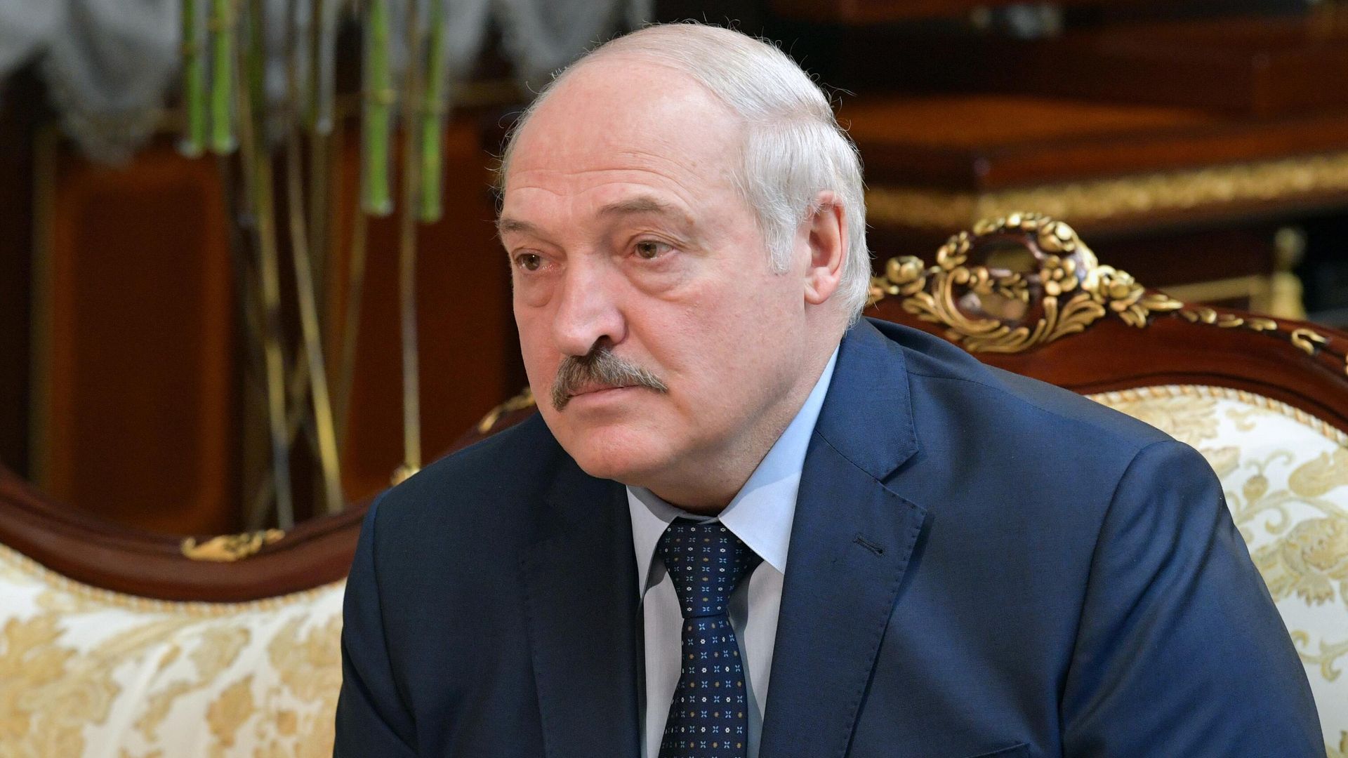 Президент Белоруссии Александр Лукашенко во время встречи с председателем правительства РФ Михаилом Мишустиным во Дворце Независимости в Минске Президент Белоруссии Александр Лукашенко во время встречи с председателем правительства РФ Михаилом Мишустиным во Дворце Независимости в Минске - РИА Новости, 1920, 07.05.2021