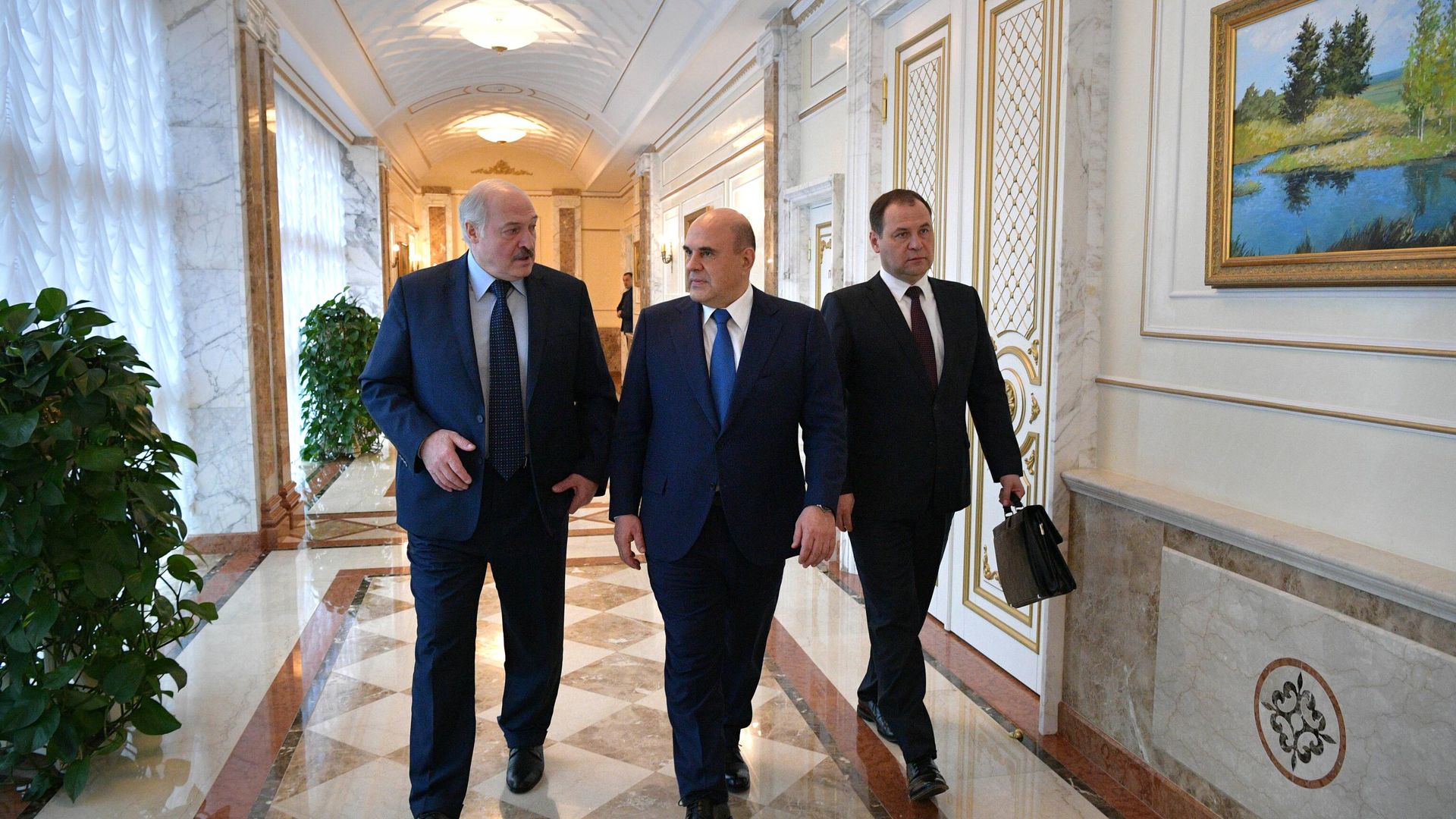 Председатель правительства РФ Михаил Мишустин, президент Белоруссии Александр Лукашенко и премьер-министр Белоруссии Роман Головченко во время встречи во Дворце Независимости в Минске Председатель правительства РФ Михаил Мишустин, президент Белоруссии Александр Лукашенко и премьер-министр Белоруссии Роман Головченко во время встречи во Дворце Независимости в Минске - РИА Новости, 1920, 16.04.2021