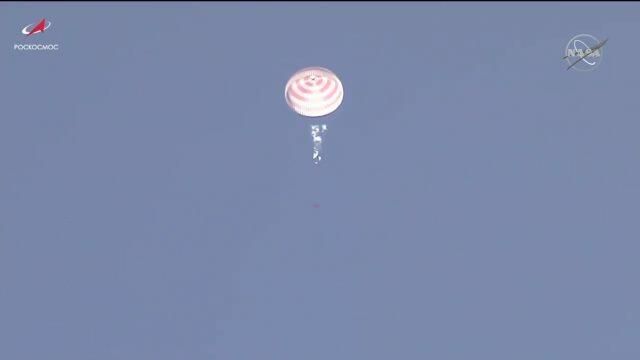Возвращение на Землю: Союз МС-17 с экипажем МКС совершил успешную посадку Возвращение на Землю: Союз МС-17 с экипажем МКС совершил успешную посадку - РИА Новости, 1920, 17.04.2021