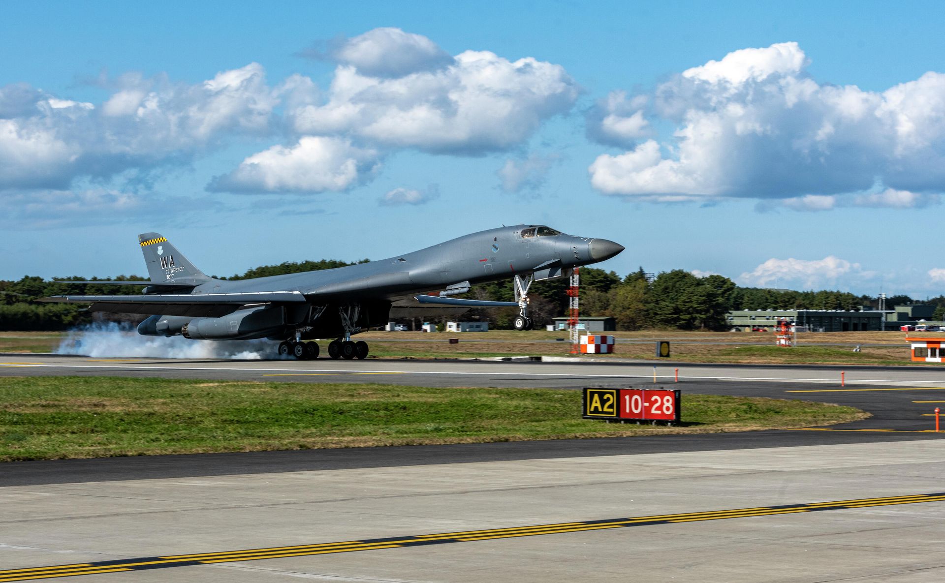 Стратегический бомбардировщик B-1B Lancer ВВС США на авиабазе в Мисаве, Япония Стратегический бомбардировщик B-1B Lancer ВВС США на авиабазе в Мисаве, Япония - РИА Новости, 1920, 15.05.2023