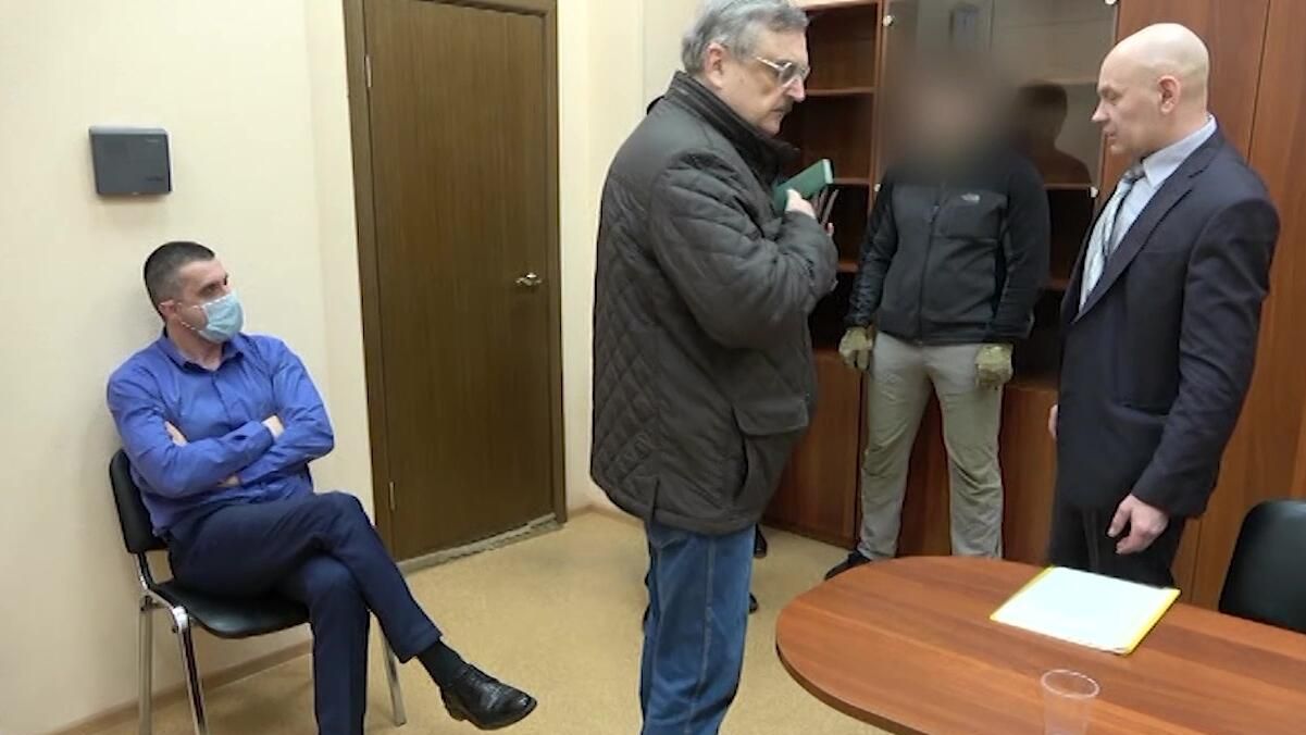 Консул Генерального консульства Украины в Санкт-Петербурге Александр Сосонюк (слева), задержанный сотрудниками ФСБ. Скриншот видео Консул Генерального консульства Украины в Санкт-Петербурге Александр Сосонюк (слева), задержанный сотрудниками ФСБ. Скриншот видео - РИА Новости, 1920, 21.04.2021