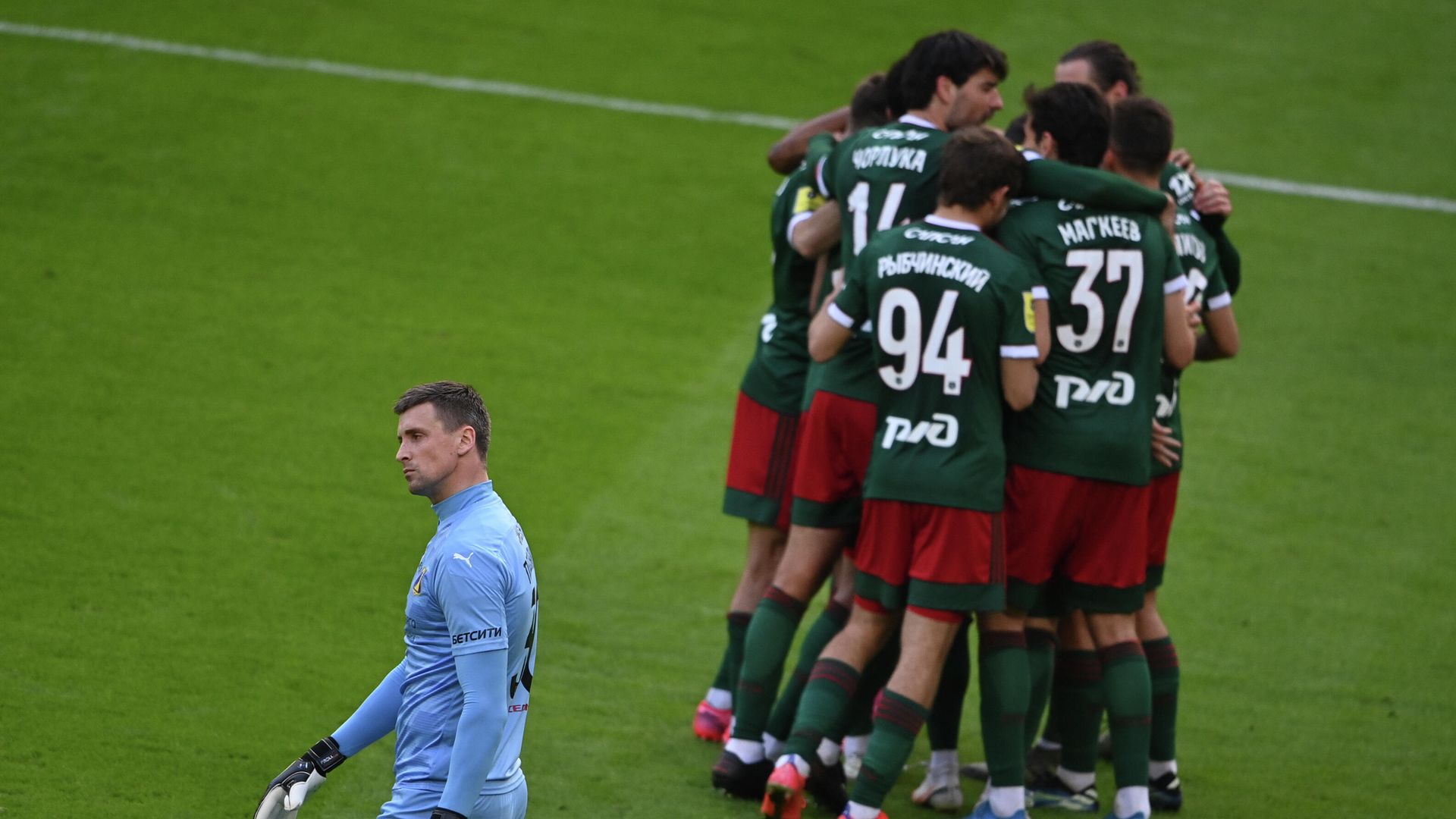 Игроки ФК Локомотив радуются забитому мячу в матче 26-го тура чемпионата России по футболу среди клубов Премьер-лиги между командами ФК Локомотив (Москва) и ФК Ростов (Ростов-на-Дону). На первом плане - вратарь ФК Ростов Сергей Песьяков. Игроки ФК Локомотив радуются забитому мячу в матче 26-го тура чемпионата России по футболу среди клубов Премьер-лиги между командами ФК Локомотив (Москва) и ФК Ростов (Ростов-на-Дону). На первом плане - вратарь ФК Ростов Сергей Песьяков. - РИА Новости, 1920, 17.04.2021