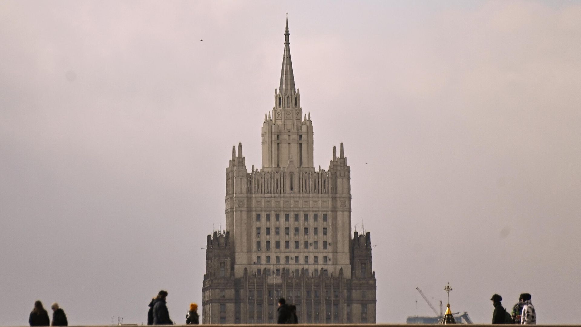 Прохожие на Большом Москворецком мосту в Москве. На втором плане здание Министерства иностранных дел РФ  - РИА Новости, 1920, 21.04.2021