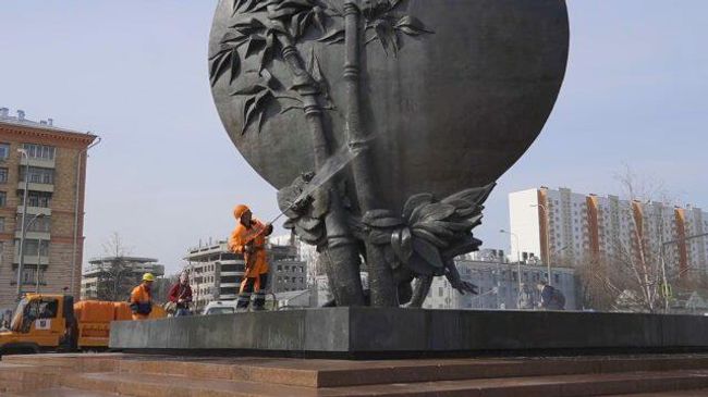 Осторожно, окрашено: в Москве приводят в порядок мосты и фасады домов Осторожно, окрашено: в Москве приводят в порядок мосты и фасады домов