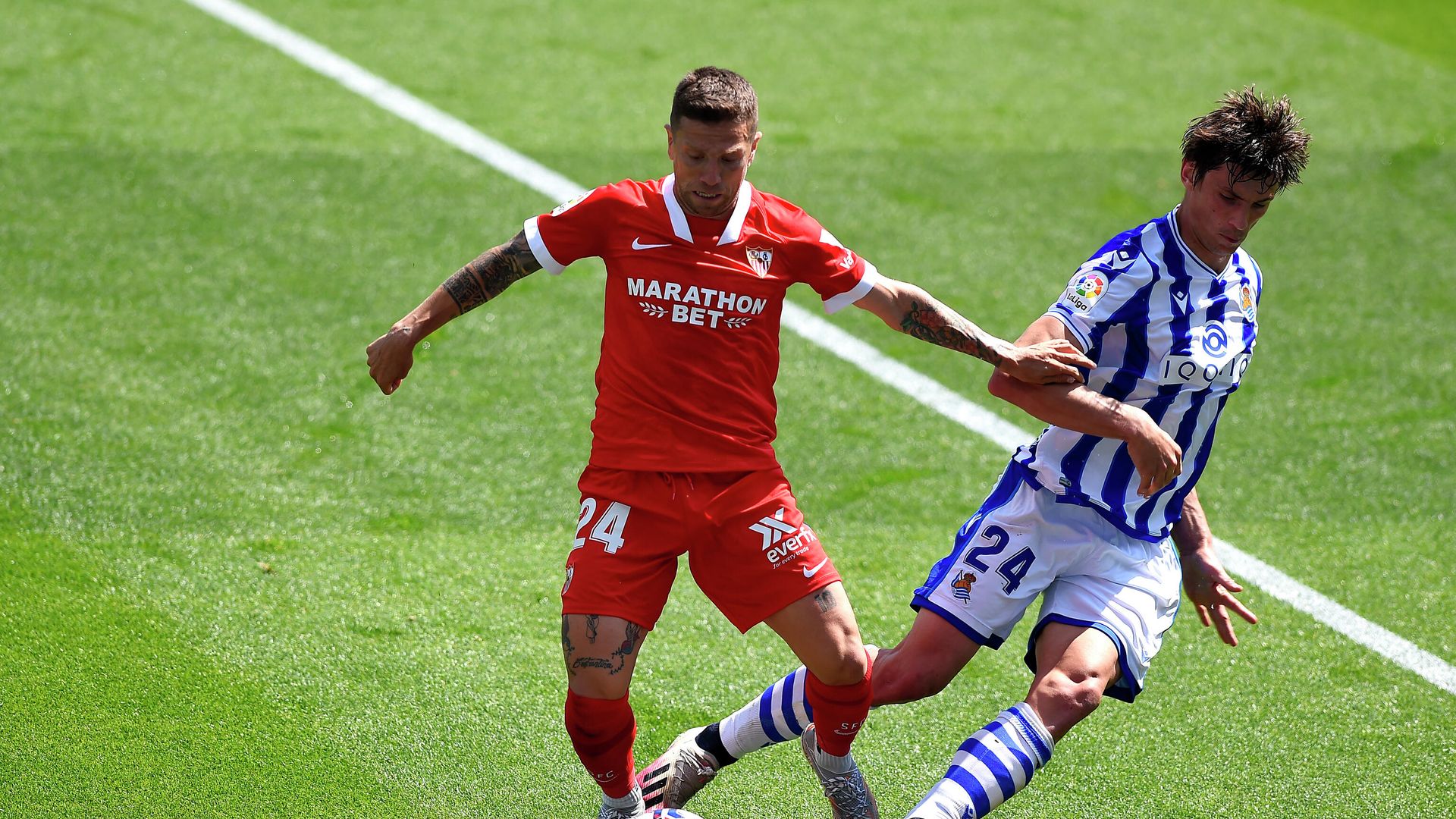Sevilla's Argentinian forward Papu Gomez (L) challenges Real Sociedad's French defender Robin Le Normand during the Spanish League football match between Real Sociedad and Sevilla FC at the Anoeta stadium in San Sebastian on April 18, 2021. (Photo by ANDER GILLENEA / AFP) Sevilla's Argentinian forward Papu Gomez (L) challenges Real Sociedad's French defender Robin Le Normand during the Spanish League football match between Real Sociedad and Sevilla FC at the Anoeta stadium in San Sebastian on April 18, 2021. (Photo by ANDER GILLENEA / AFP) - РИА Новости, 1920, 18.04.2021