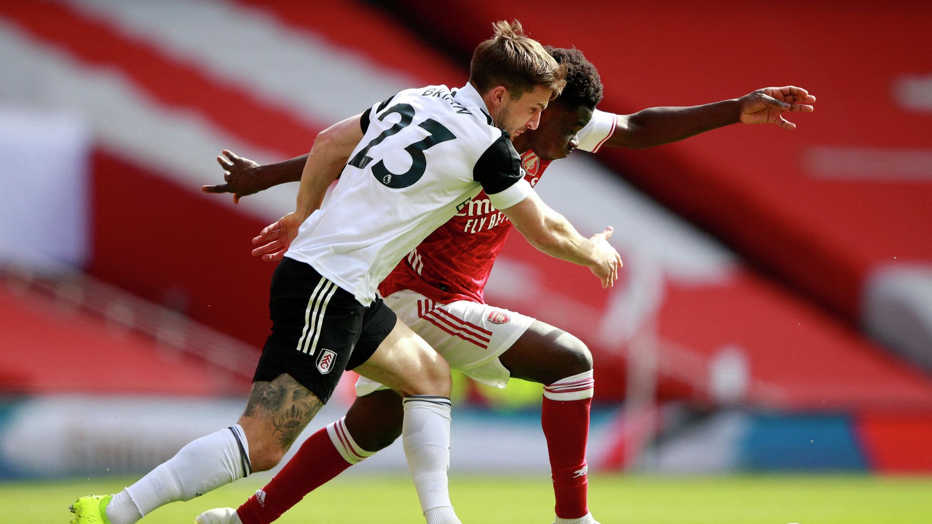 Fulham's English defender Joe Bryan (L) vies with Arsenal's English striker Bukayo Saka (R) during the English Premier League football match between Arsenal and Fulham at the Emirates Stadium in London on April 18, 2021. (Photo by Ian Walton / POOL / AFP) / RESTRICTED TO EDITORIAL USE. No use with unauthorized audio, video, data, fixture lists, club/league logos or 'live' services. Online in-match use limited to 120 images. An additional 40 images may be used in extra time. No video emulation. Social media in-match use limited to 120 images. An additional 40 images may be used in extra time. No use in betting publications, games or single club/league/player publications. / Fulham's English defender Joe Bryan (L) vies with Arsenal's English striker Bukayo Saka (R) during the English Premier League football match between Arsenal and Fulham at the Emirates Stadium in London on April 18, 2021. (Photo by Ian Walton / POOL / AFP) / RESTRICTED TO EDITORIAL USE. No use with unauthorized audio, video, data, fixture lists, club/league logos or 'live' services. Online in-match use limited to 120 images. An additional 40 images may be used in extra time. No video emulation. Social media in-match use limited to 120 images. An additional 40 images may be used in extra time. No use in betting publications, games or single club/league/player publications. / - РИА Новости, 1920, 18.04.2021