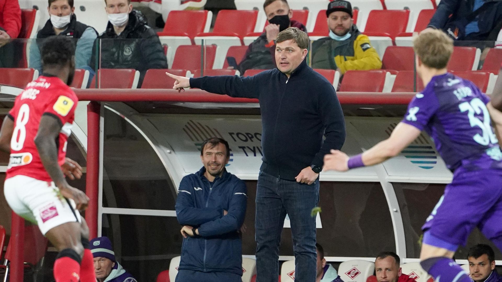 Главный тренер Уфы Алексей Стукалов (в центре) во время матча 26-го тура чемпионата России по футболу среди клубов Премьер-лиги между командами ФК Спартак (Москва) и ФК Уфа (Уфа). Главный тренер Уфы Алексей Стукалов (в центре) во время матча 26-го тура чемпионата России по футболу среди клубов Премьер-лиги между командами ФК Спартак (Москва) и ФК Уфа (Уфа). - РИА Новости, 1920, 18.04.2021