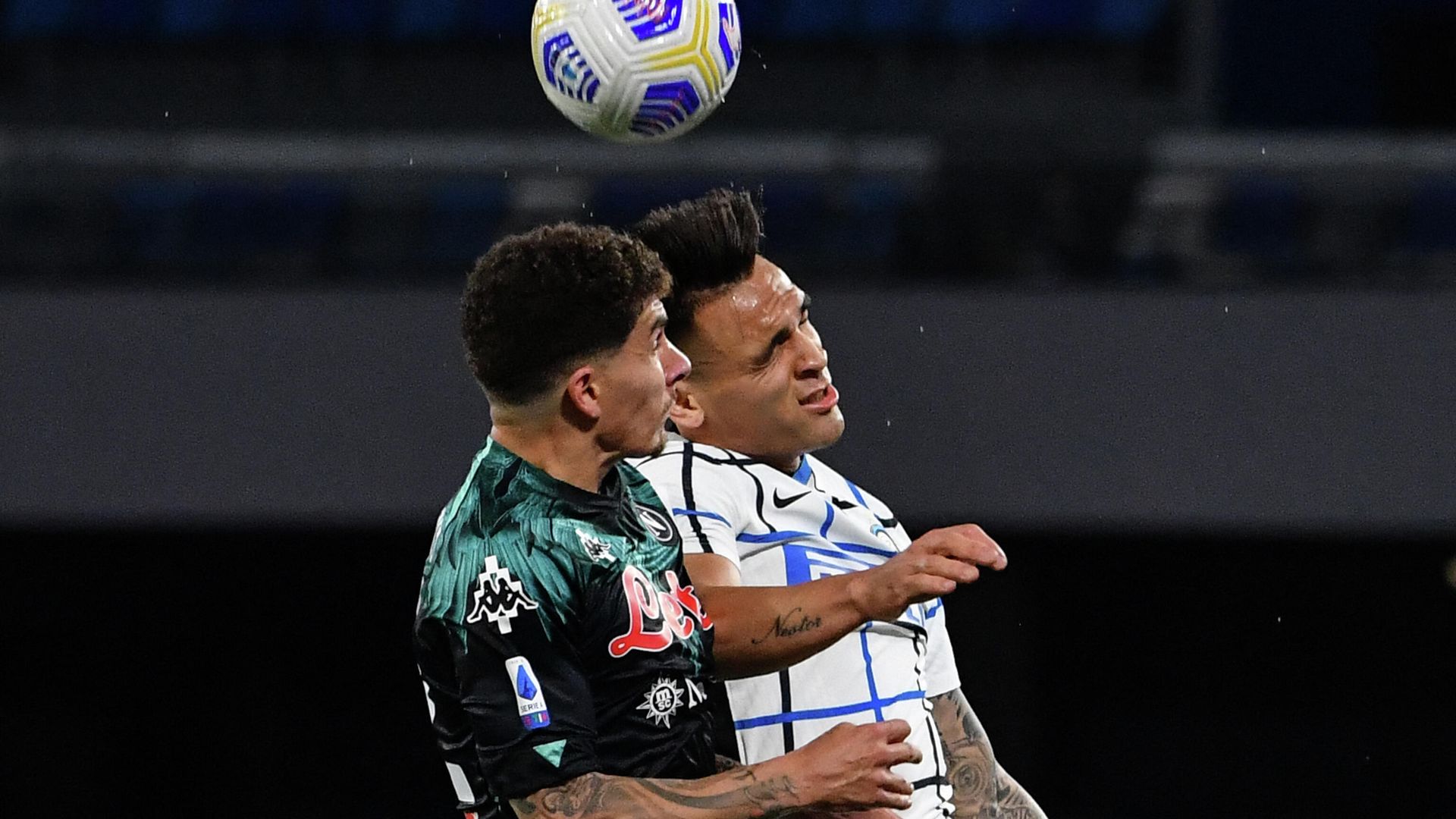 Napoli's Italian defender Giovanni Di Lorenzo (L) and Inter Milan's Argentine forward Lautaro Martinez go for a header during the Italian Serie A football match Napoli vs Inter on April 18, 2021 at the Diego Maradona (San Paolo) stadium in Naples. (Photo by Tiziana FABI / AFP) Napoli's Italian defender Giovanni Di Lorenzo (L) and Inter Milan's Argentine forward Lautaro Martinez go for a header during the Italian Serie A football match Napoli vs Inter on April 18, 2021 at the Diego Maradona (San Paolo) stadium in Naples. (Photo by Tiziana FABI / AFP) - РИА Новости, 1920, 18.04.2021