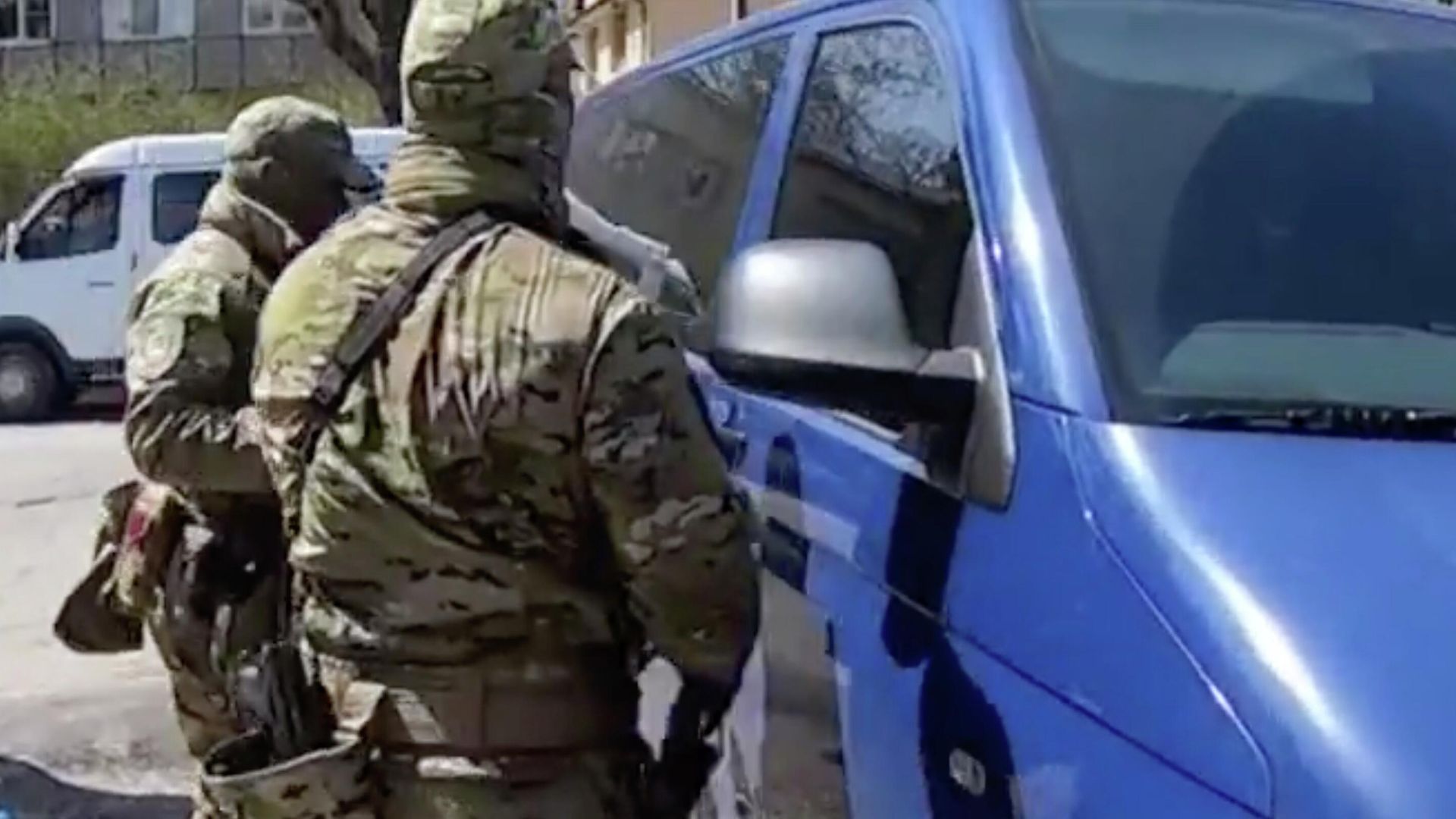 Сотрудники правоохранительных органов во время рейда против подпольных оружейников. Кадр из видео Сотрудники правоохранительных органов во время рейда против подпольных оружейников. Кадр из видео - РИА Новости, 1920, 11.05.2021