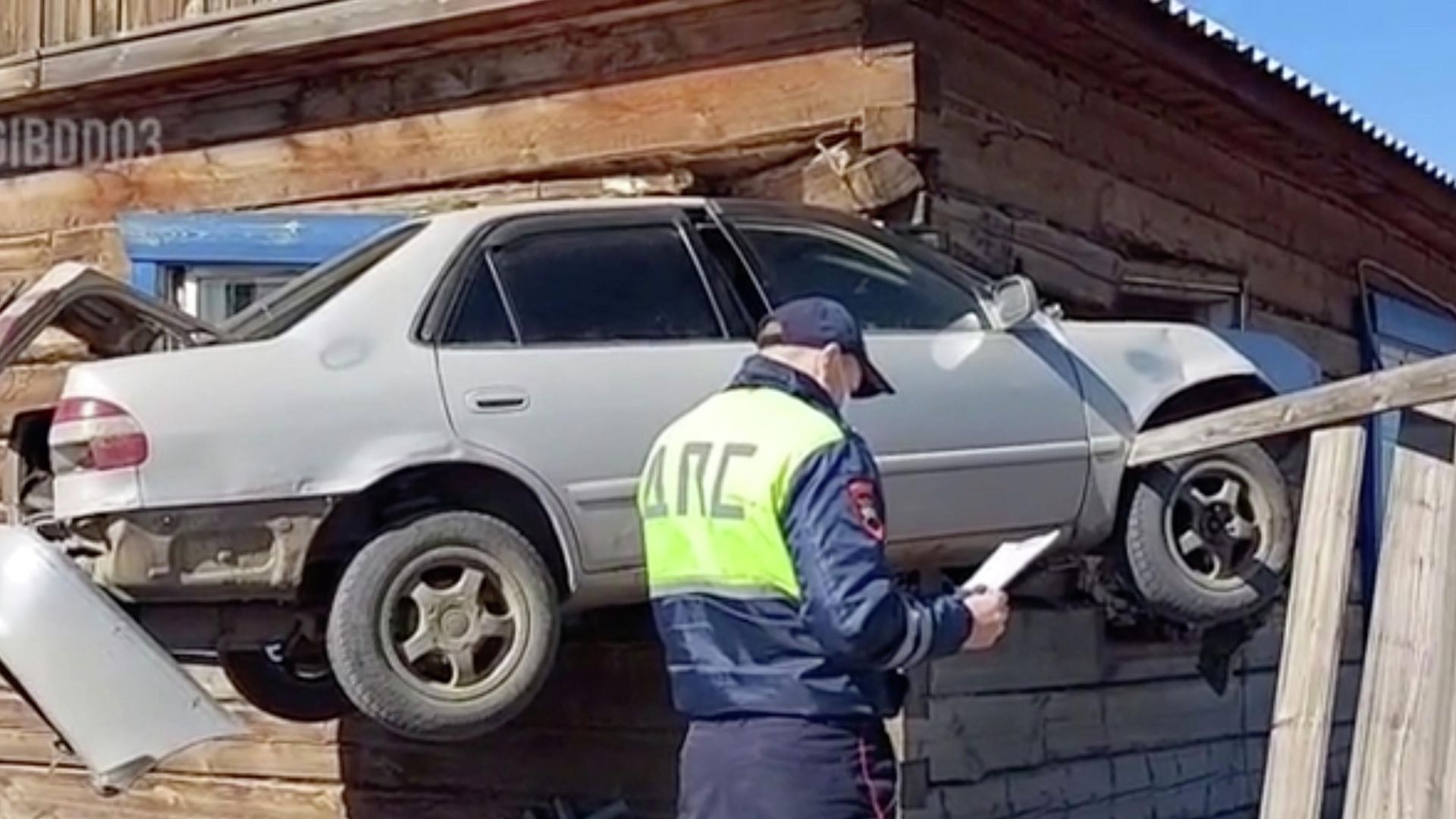 На месте ДТП в поселке Сужа, Республика Бурятия. Кадр из видео На месте ДТП в поселке Сужа, Республика Бурятия. Кадр из видео - РИА Новости, 1920, 19.04.2021