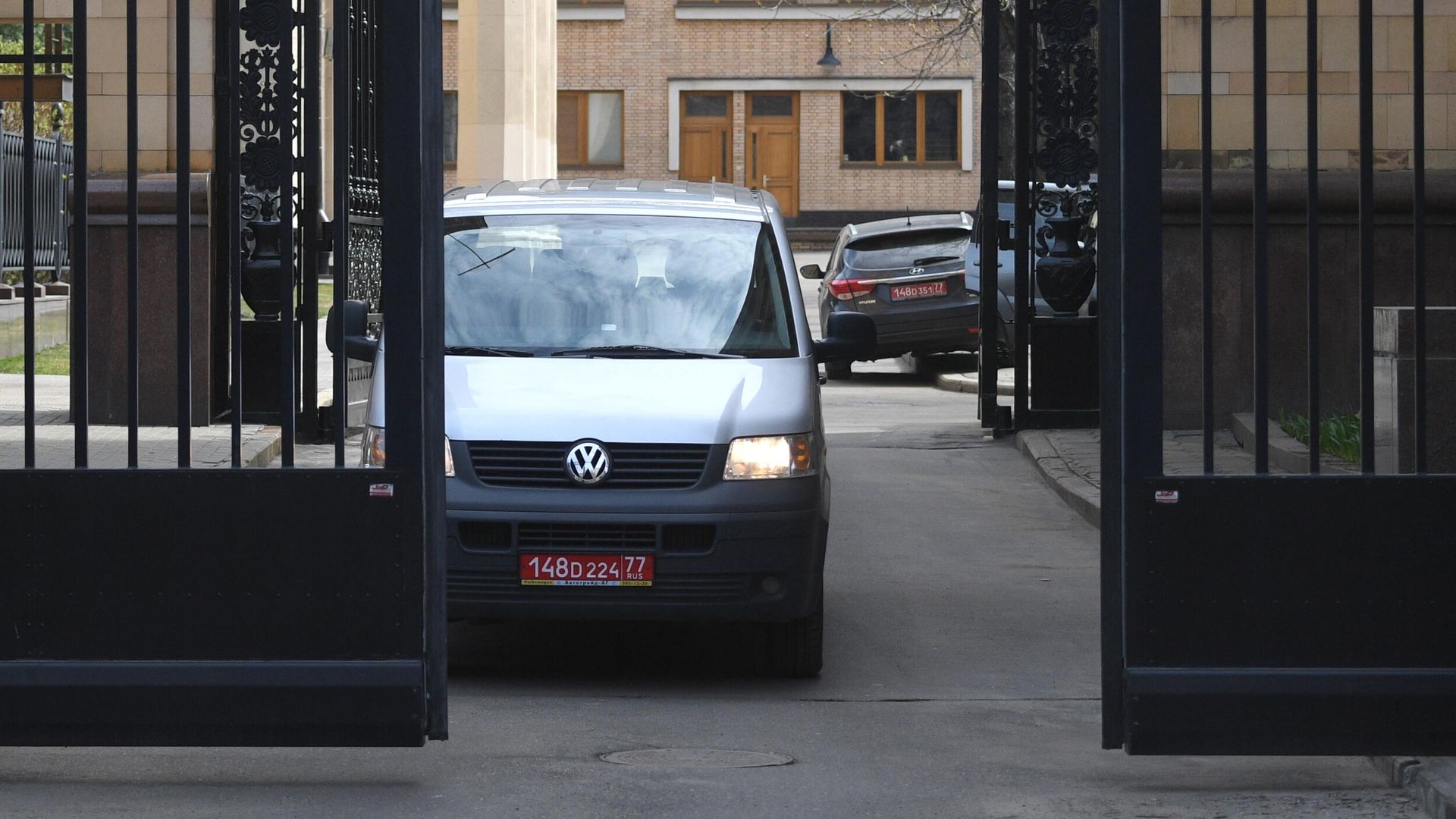 Автомобиль с дипломатическими номерами выезжает с территории посольства Чешской республики в Москве - РИА Новости, 1920, 21.04.2021