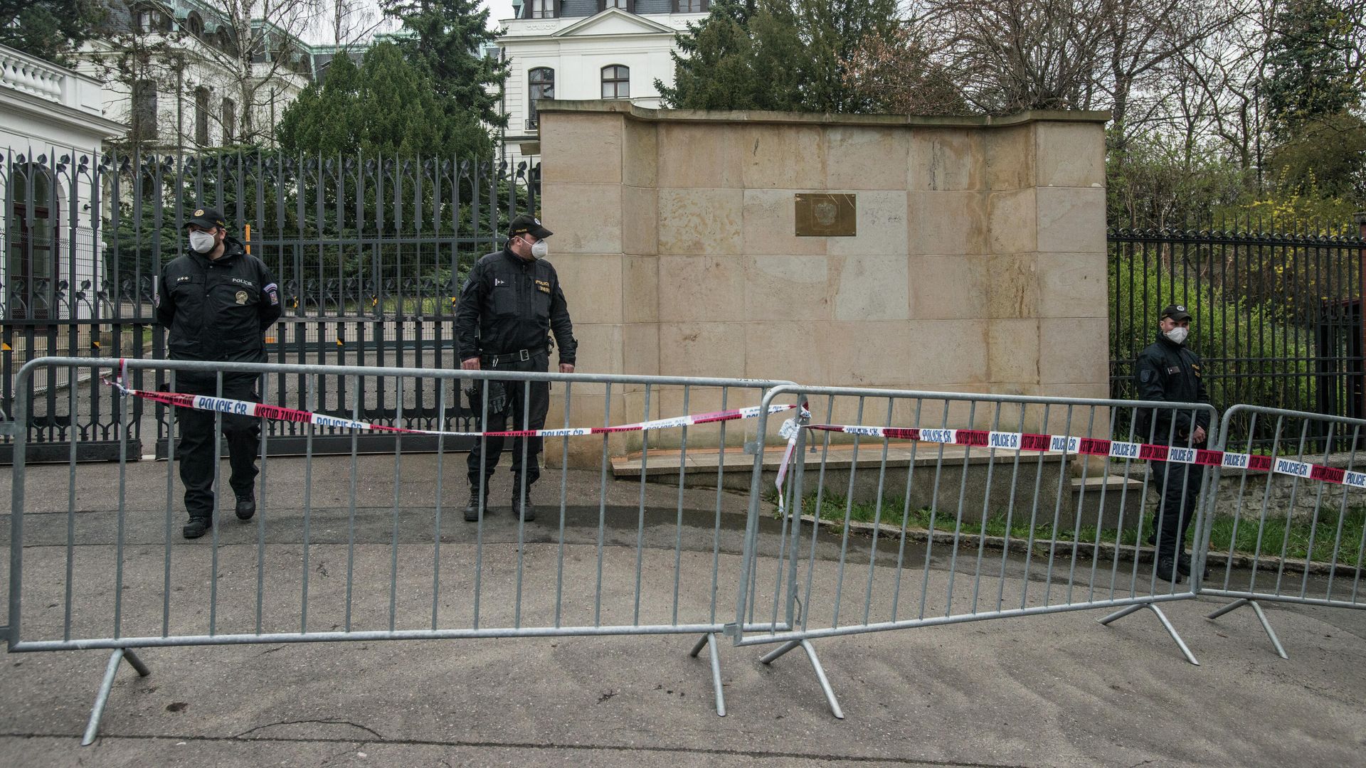 Сотрудники полиции у здания посольства России в Праге, Чехия Сотрудники полиции у здания посольства России в Праге, Чехия - РИА Новости, 1920, 19.04.2021